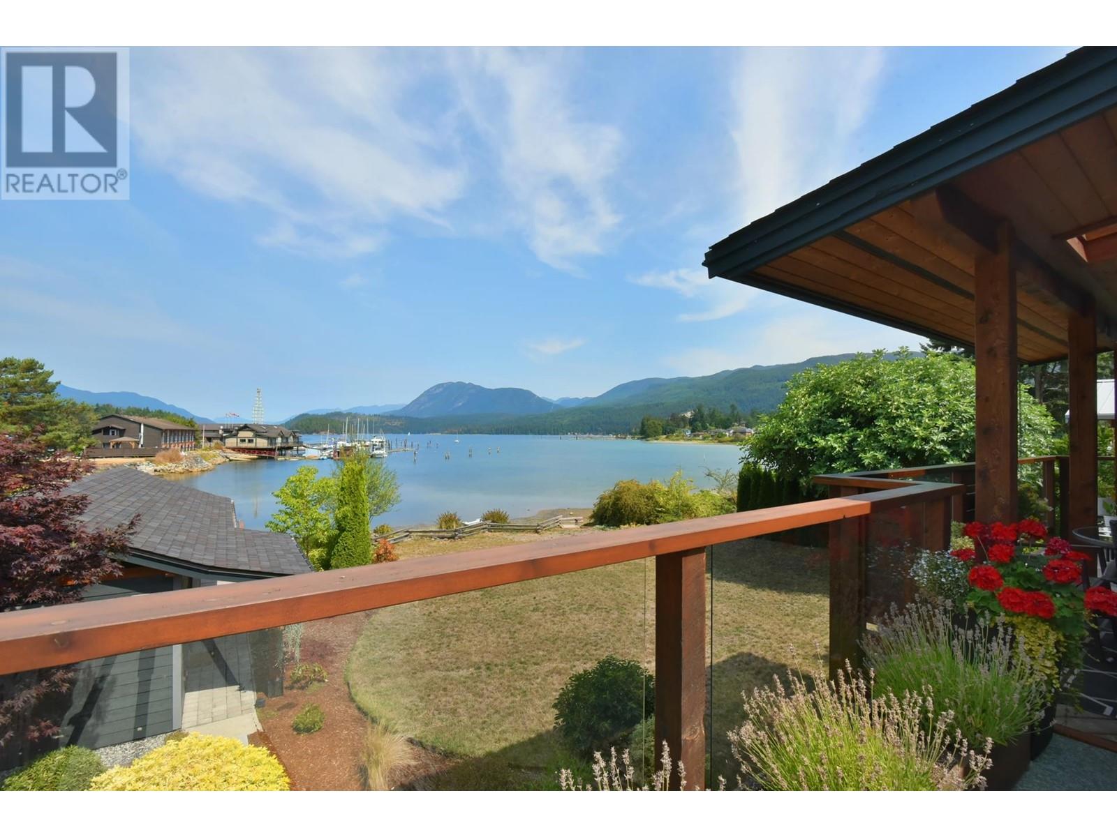 5672 Osprey Street, Sechelt, British Columbia  V0N 3A0 - Photo 3 - R2804584