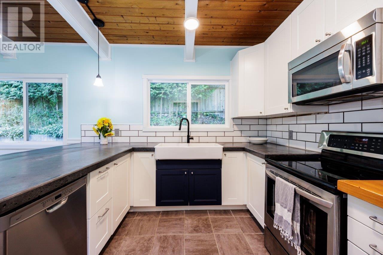 586 Cowan Road, Bowen Island, British Columbia  V0N 1G2 - Photo 11 - R2805055