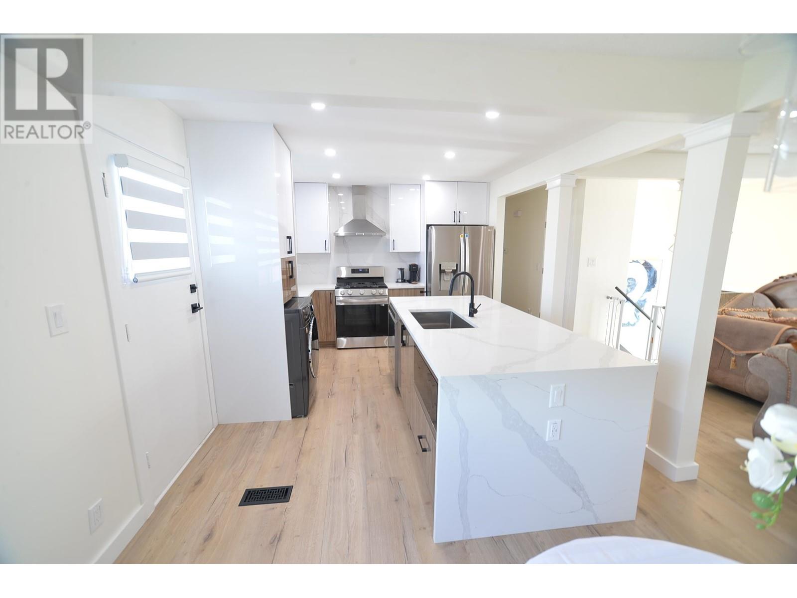 926 Grove Avenue, Burnaby, British Columbia  V5B 4G7 - Photo 6 - R2805296