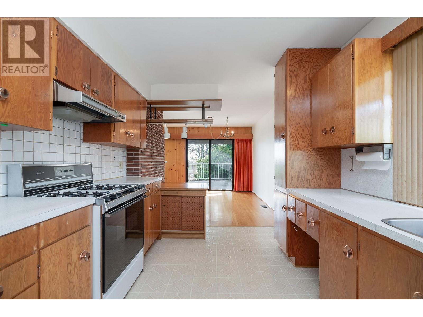 4872 Gilpin Court, Burnaby, British Columbia  V5G 3A3 - Photo 16 - R2805656