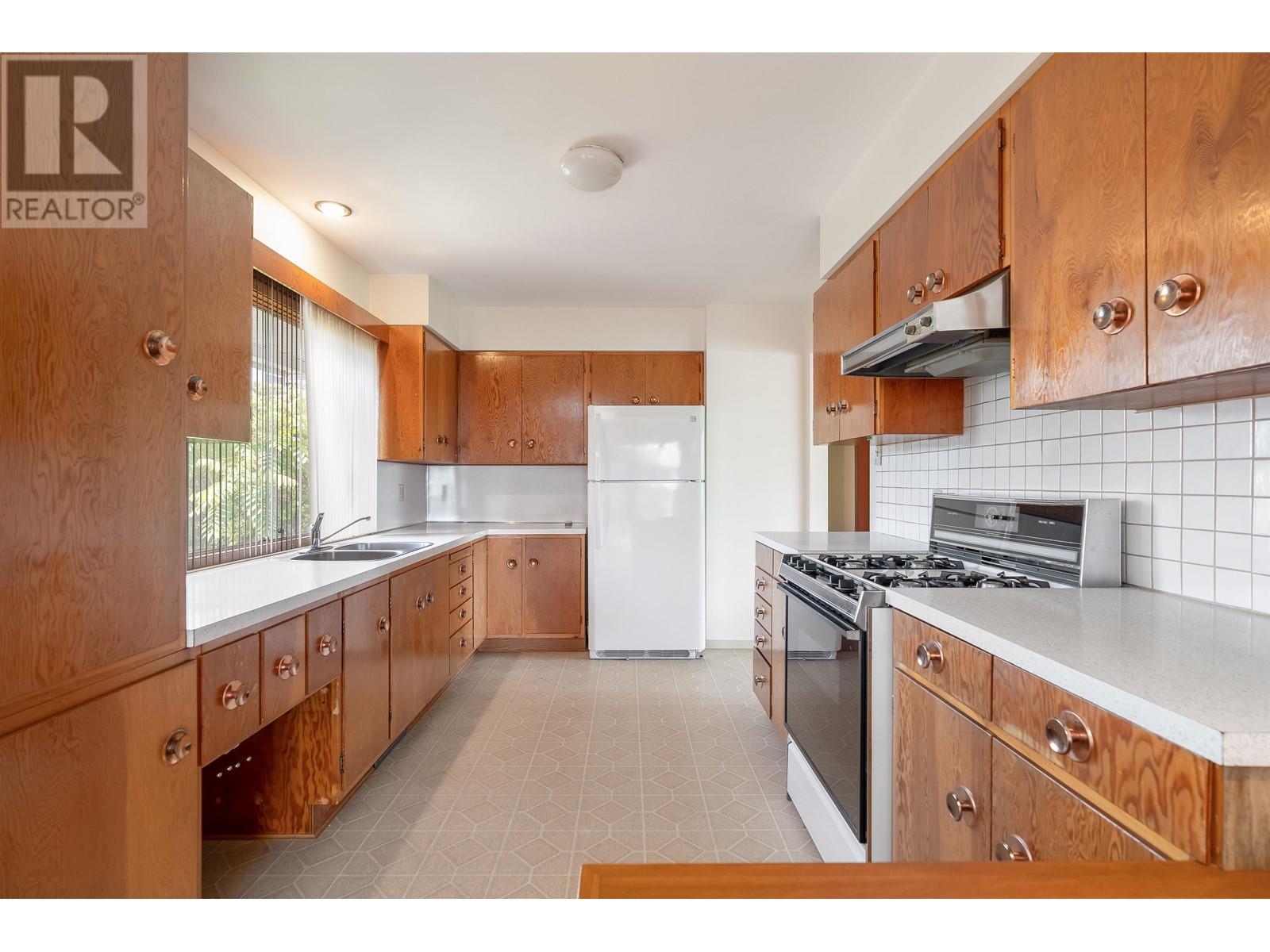 4872 Gilpin Court, Burnaby, British Columbia  V5G 3A3 - Photo 18 - R2805656