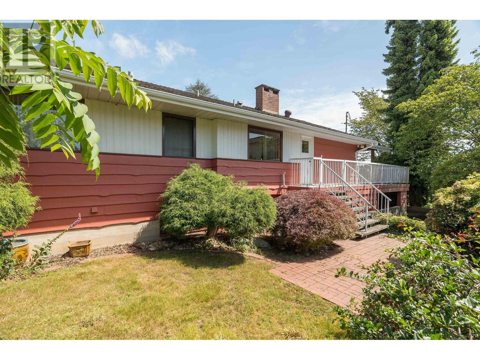 4872 Gilpin Court, Burnaby, British Columbia  V5G 3A3 - Photo 2 - R2805656