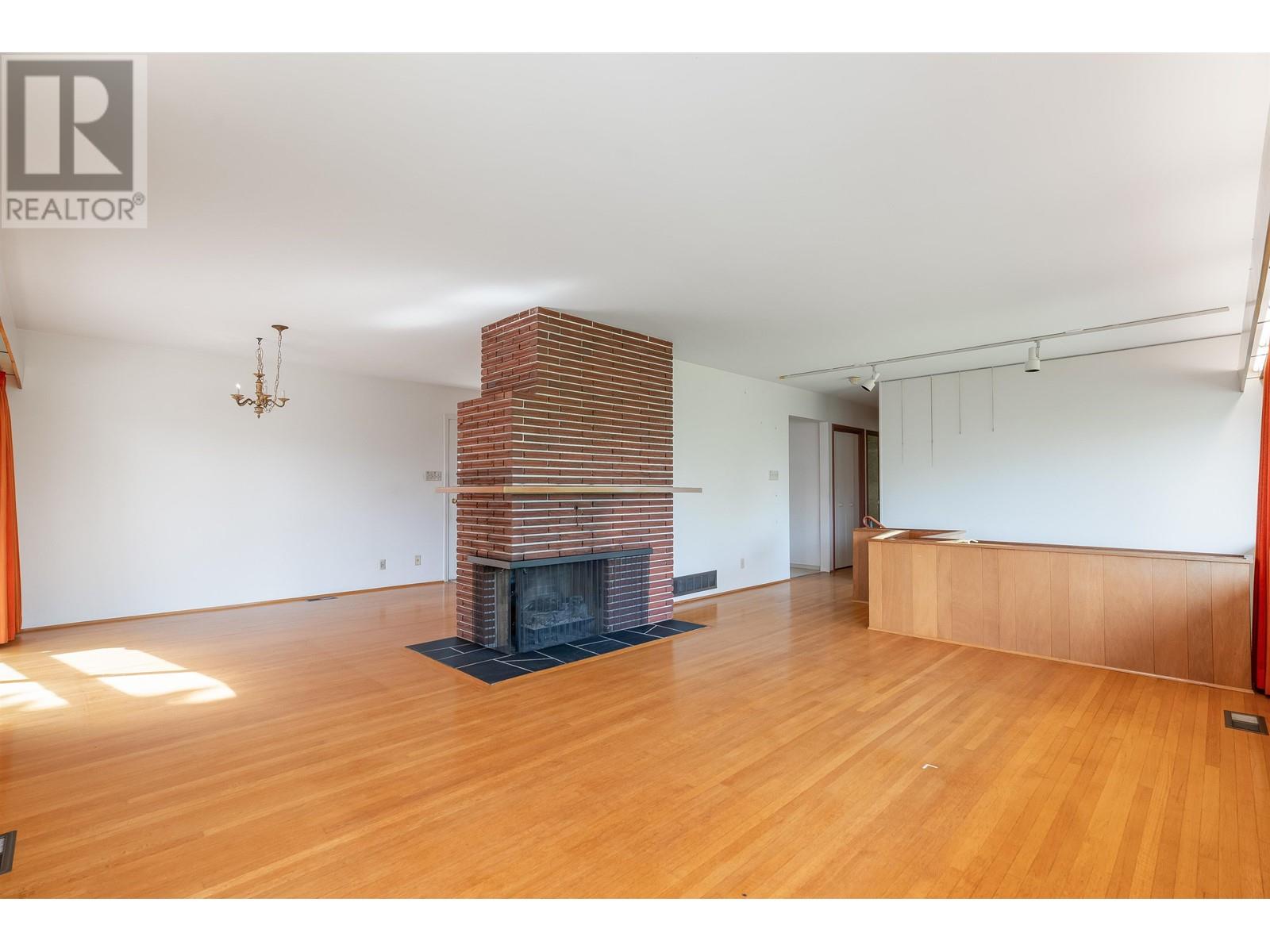 4872 Gilpin Court, Burnaby, British Columbia  V5G 3A3 - Photo 5 - R2805656