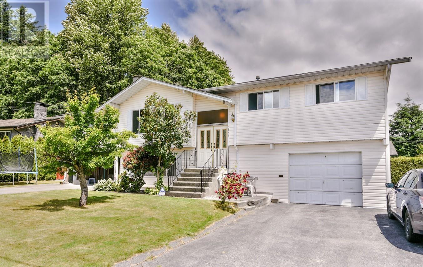 38299 Juniper Crescent, Squamish, British Columbia  V8B 0W6 - Photo 3 - R2805658