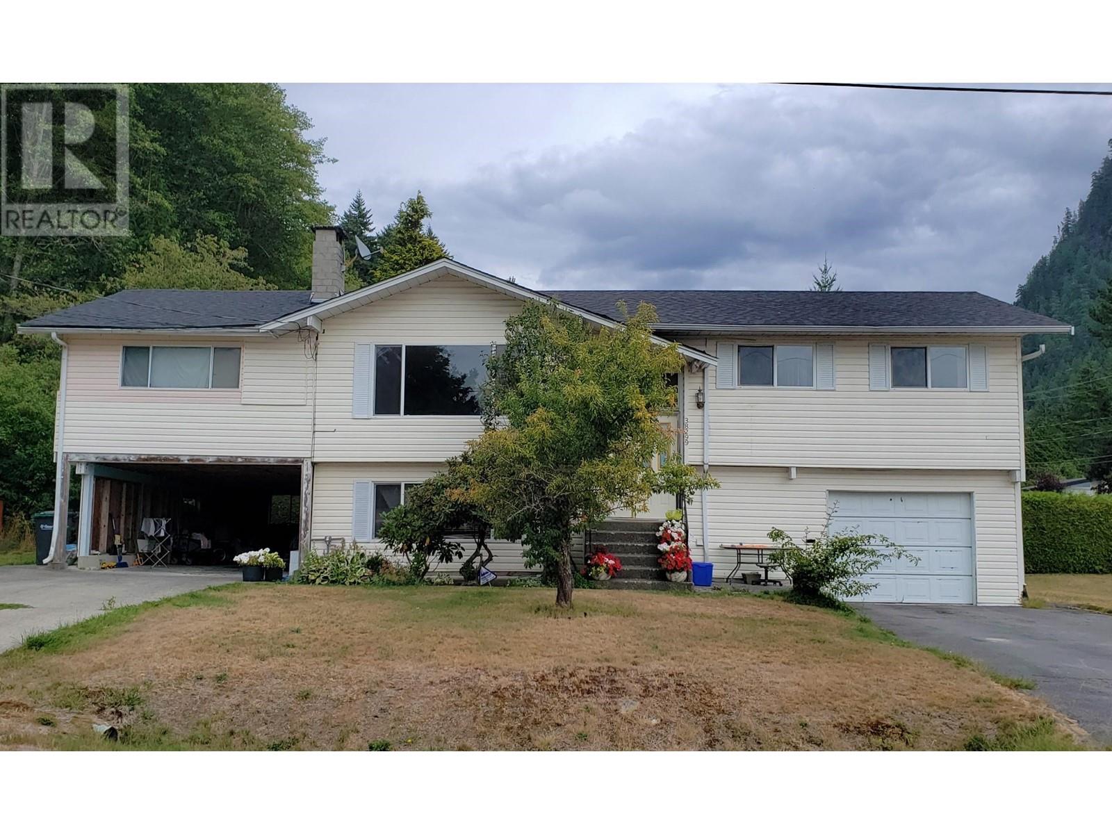 38299 Juniper Crescent, Squamish, British Columbia  V8B 0W6 - Photo 4 - R2805658