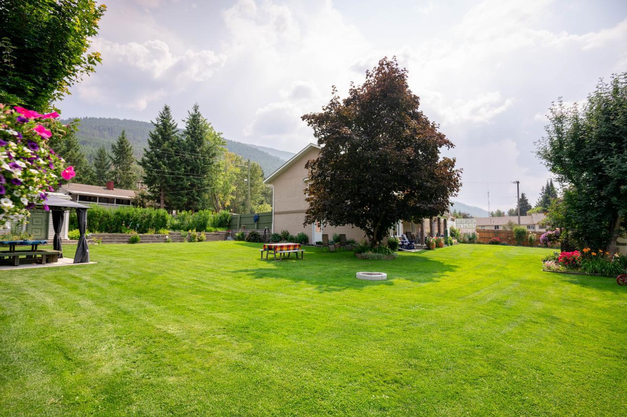 9267 LAKE STREET Moyie