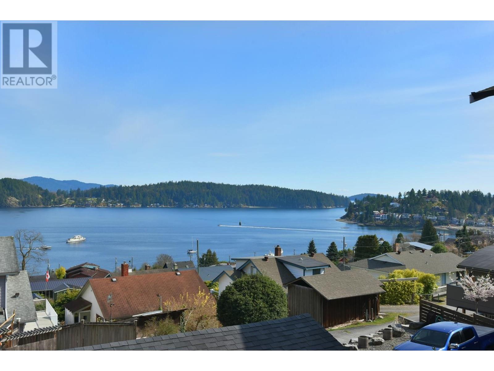644 Gibsons Way, Gibsons, British Columbia  V0N 1V9 - Photo 10 - R2806033