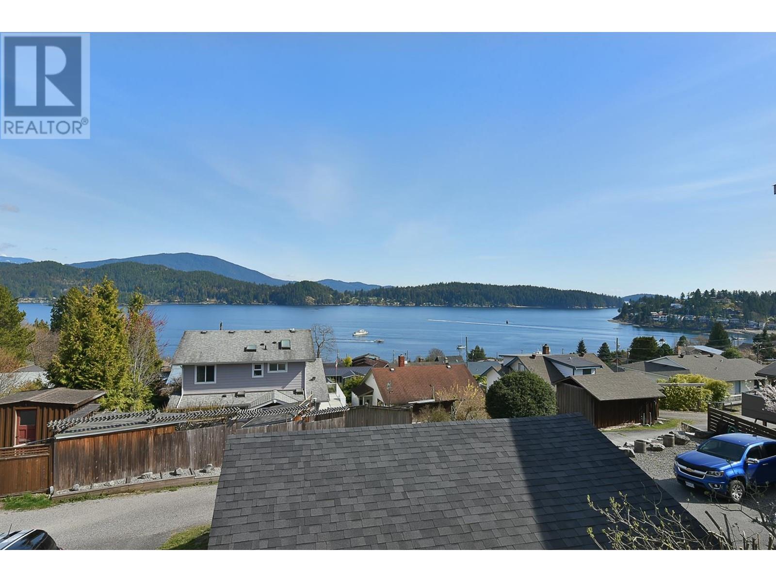 644 Gibsons Way, Gibsons, British Columbia  V0N 1V9 - Photo 11 - R2806033