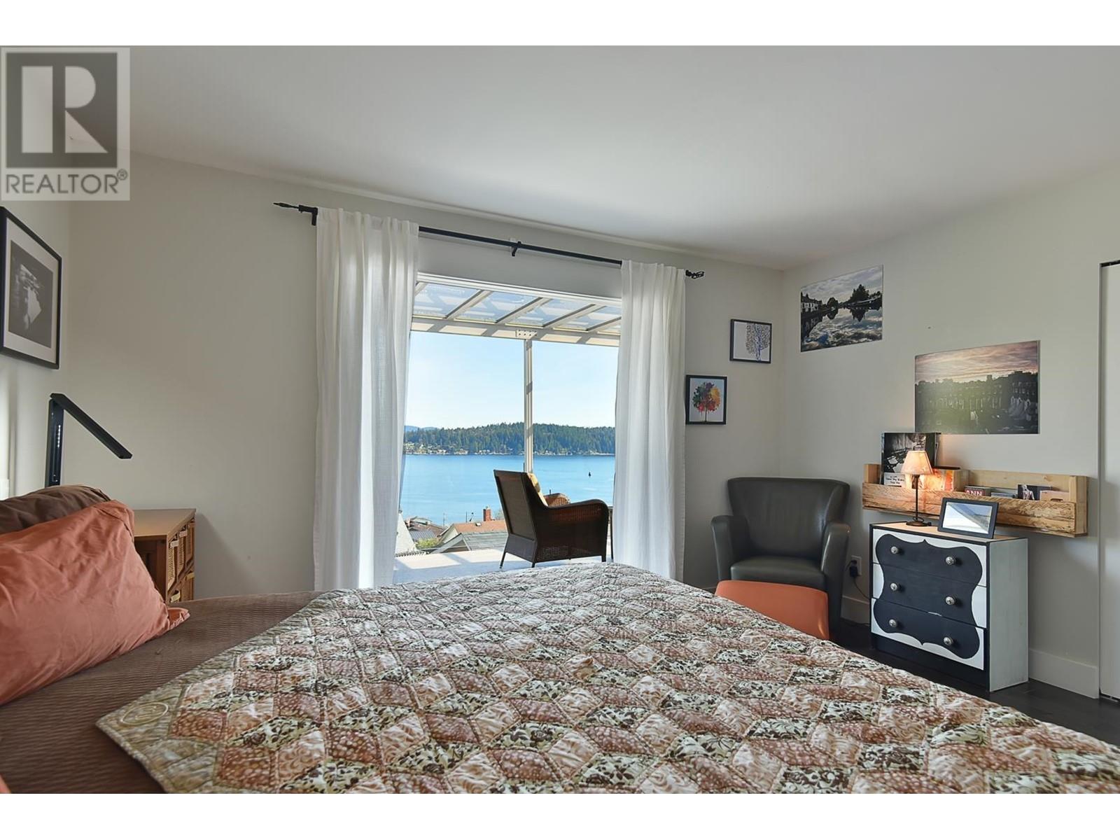 644 Gibsons Way, Gibsons, British Columbia  V0N 1V9 - Photo 15 - R2806033