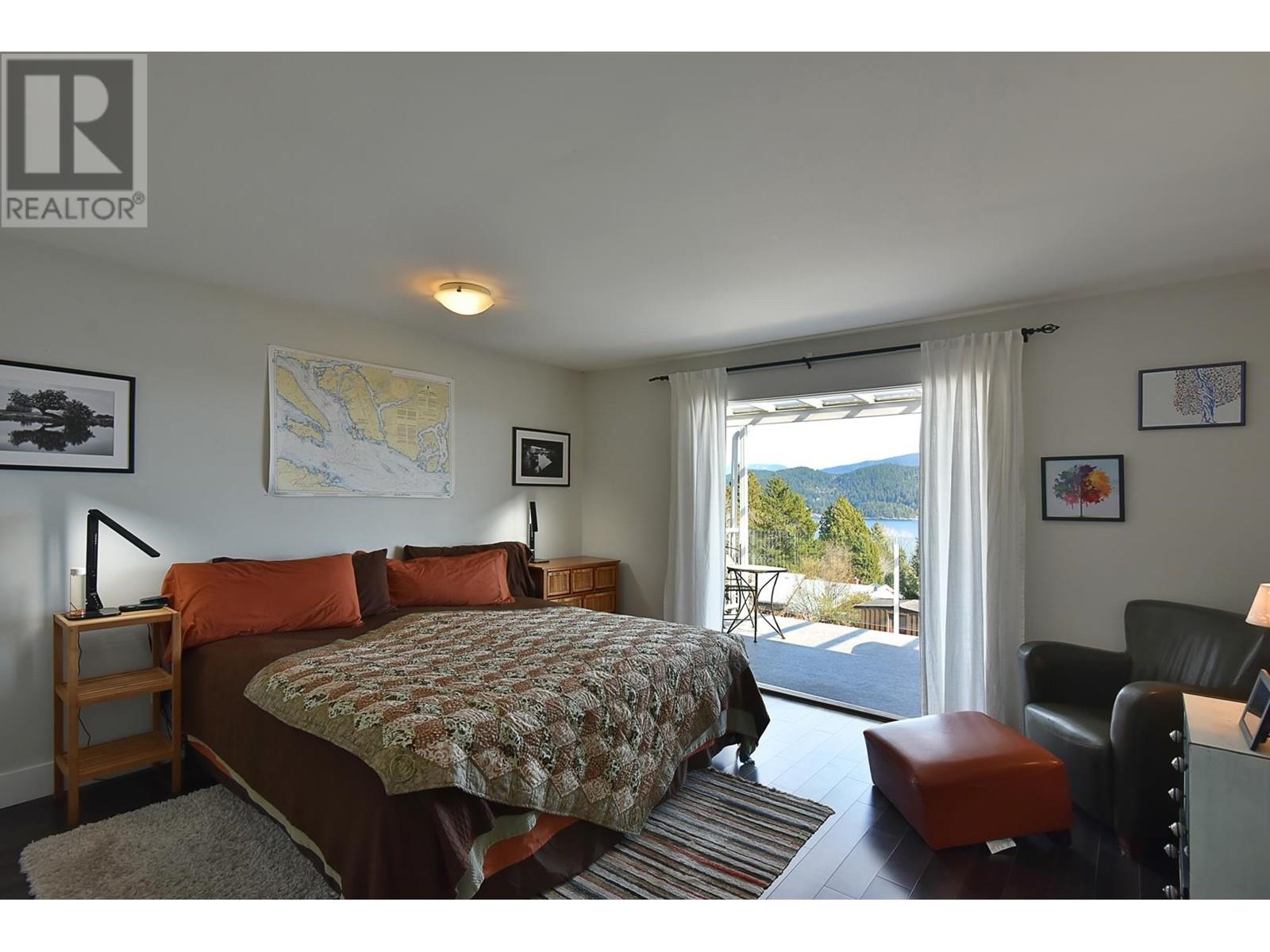 644 Gibsons Way, Gibsons, British Columbia  V0N 1V9 - Photo 16 - R2806033