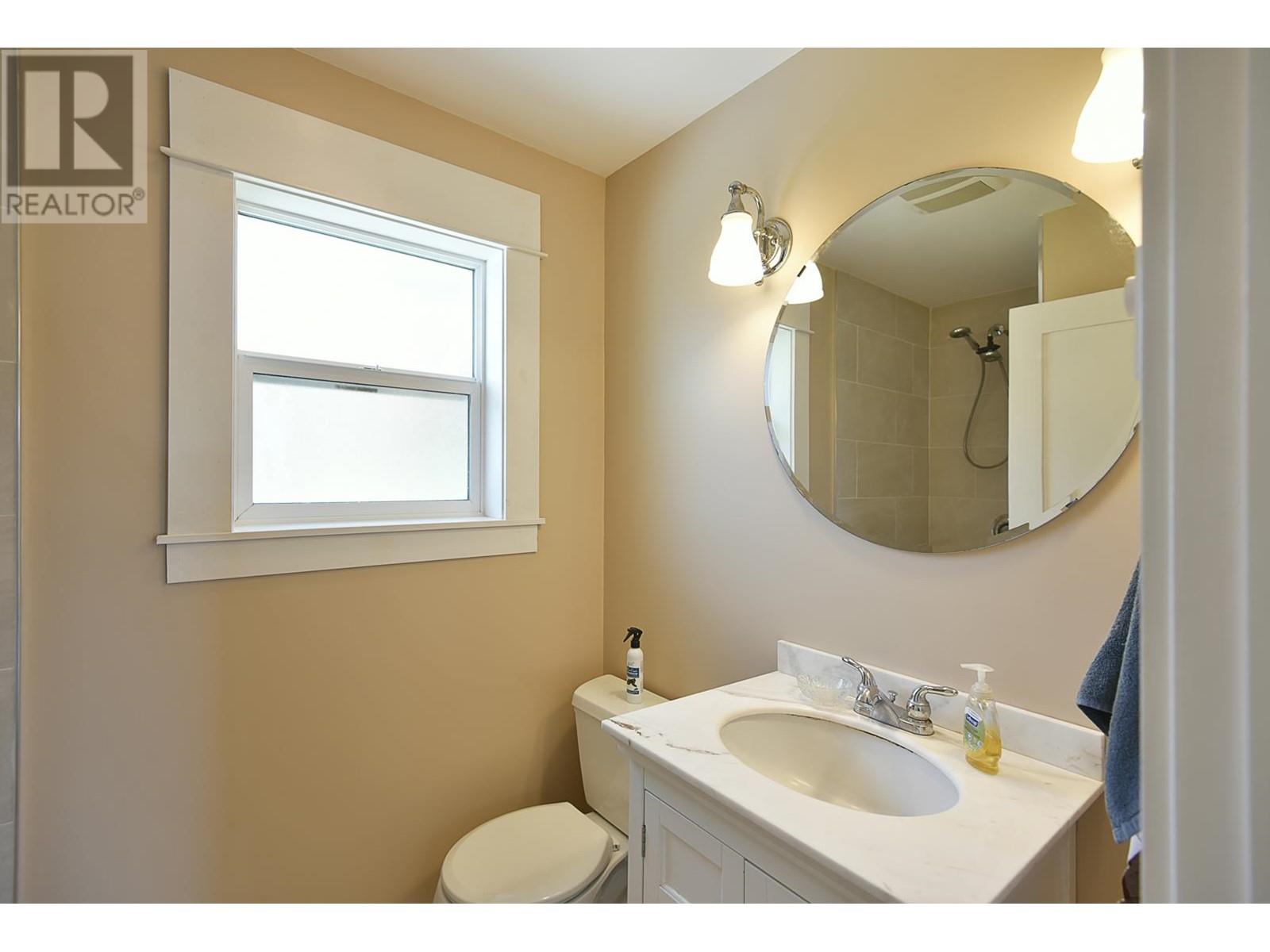 644 Gibsons Way, Gibsons, British Columbia  V0N 1V9 - Photo 19 - R2806033
