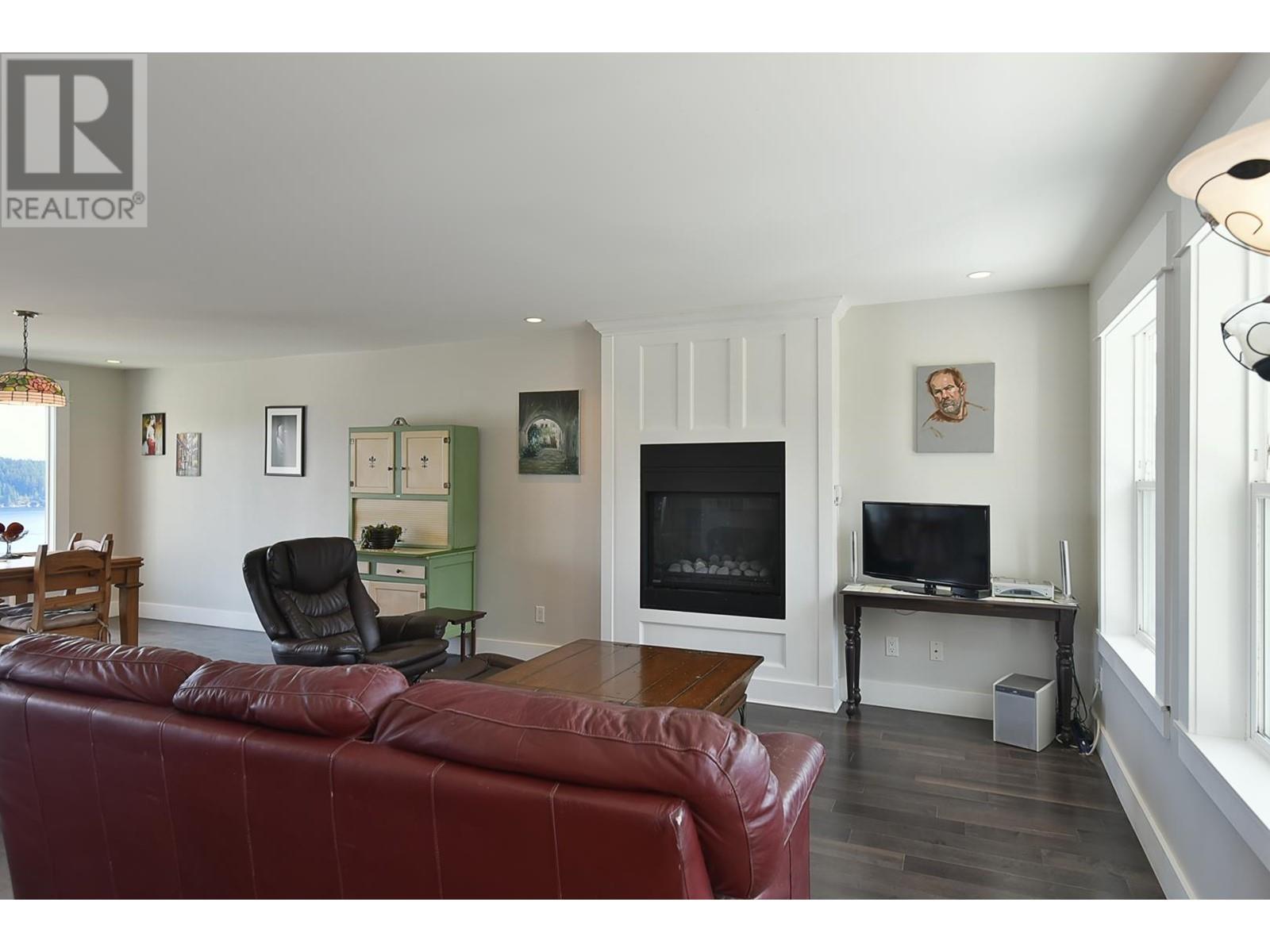 644 Gibsons Way, Gibsons, British Columbia  V0N 1V9 - Photo 2 - R2806033