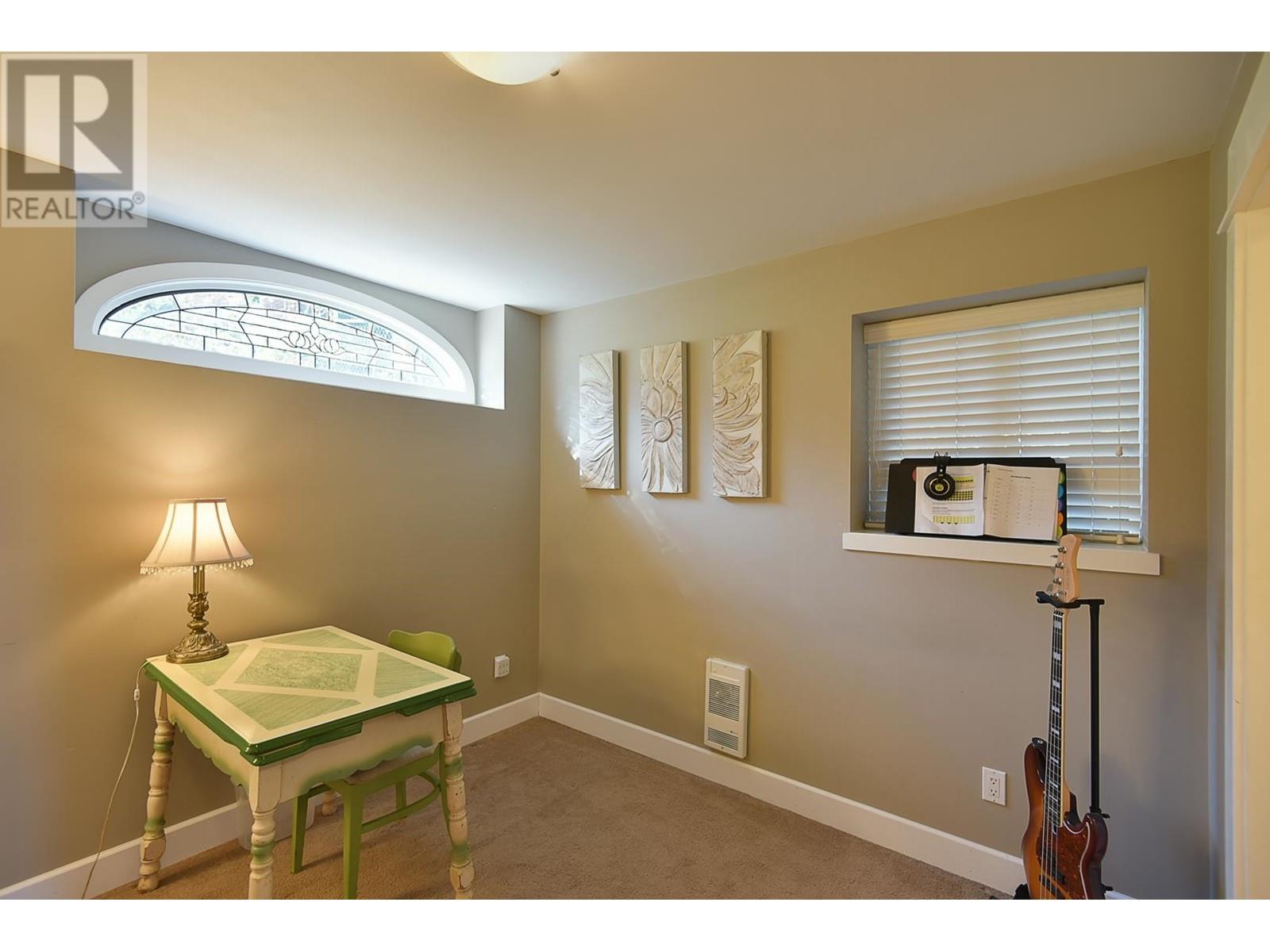 644 Gibsons Way, Gibsons, British Columbia  V0N 1V9 - Photo 21 - R2806033
