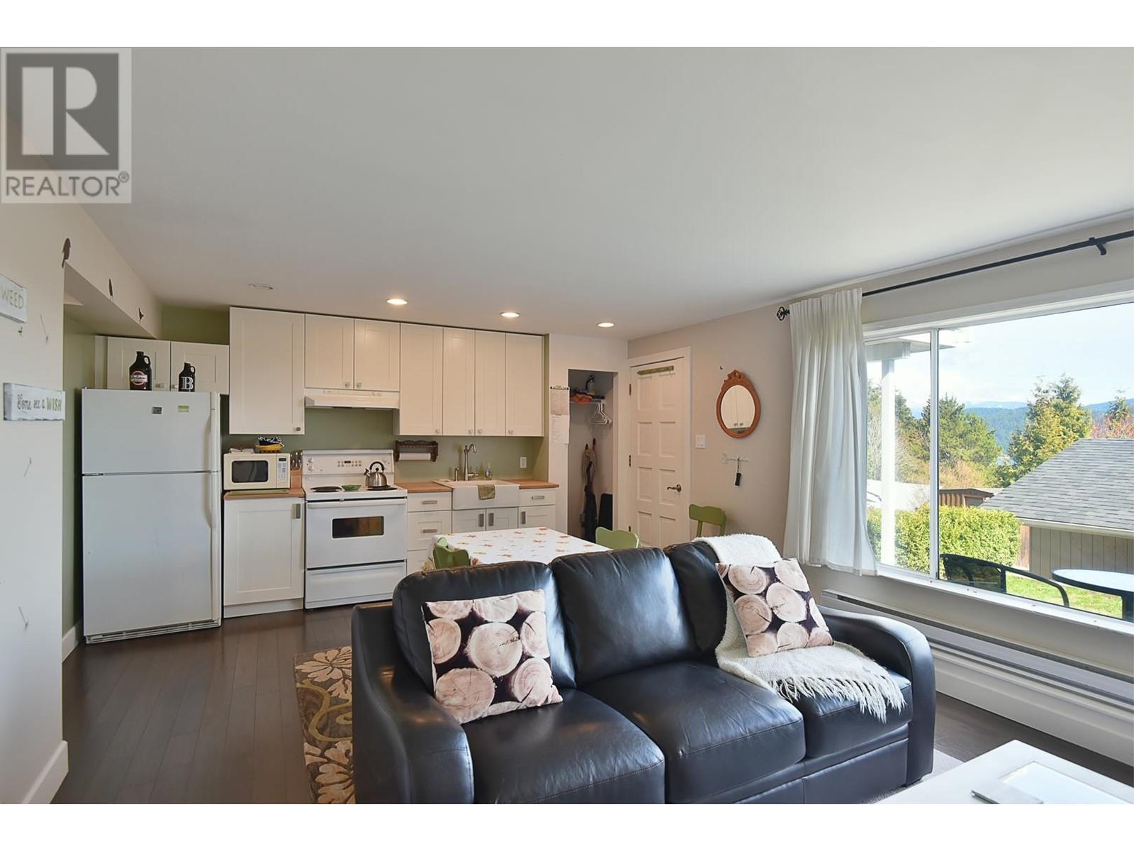 644 Gibsons Way, Gibsons, British Columbia  V0N 1V9 - Photo 27 - R2806033
