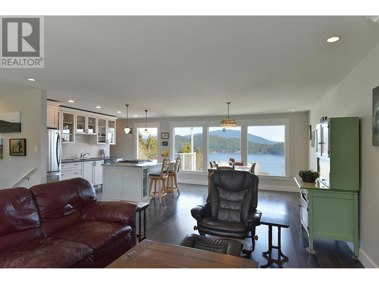 644 Gibsons Way, Gibsons, British Columbia  V0N 1V9 - Photo 3 - R2806033