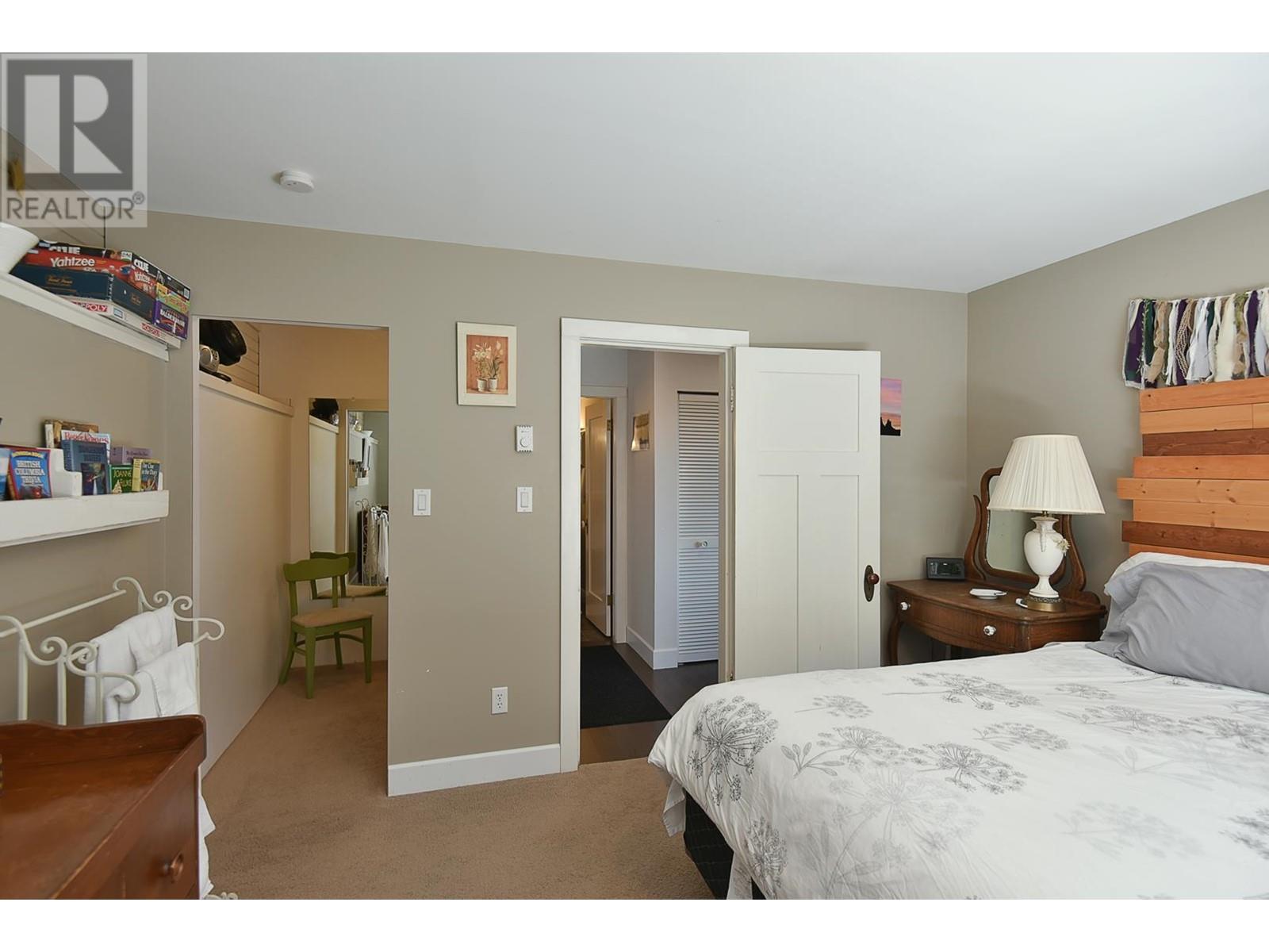 644 Gibsons Way, Gibsons, British Columbia  V0N 1V9 - Photo 30 - R2806033