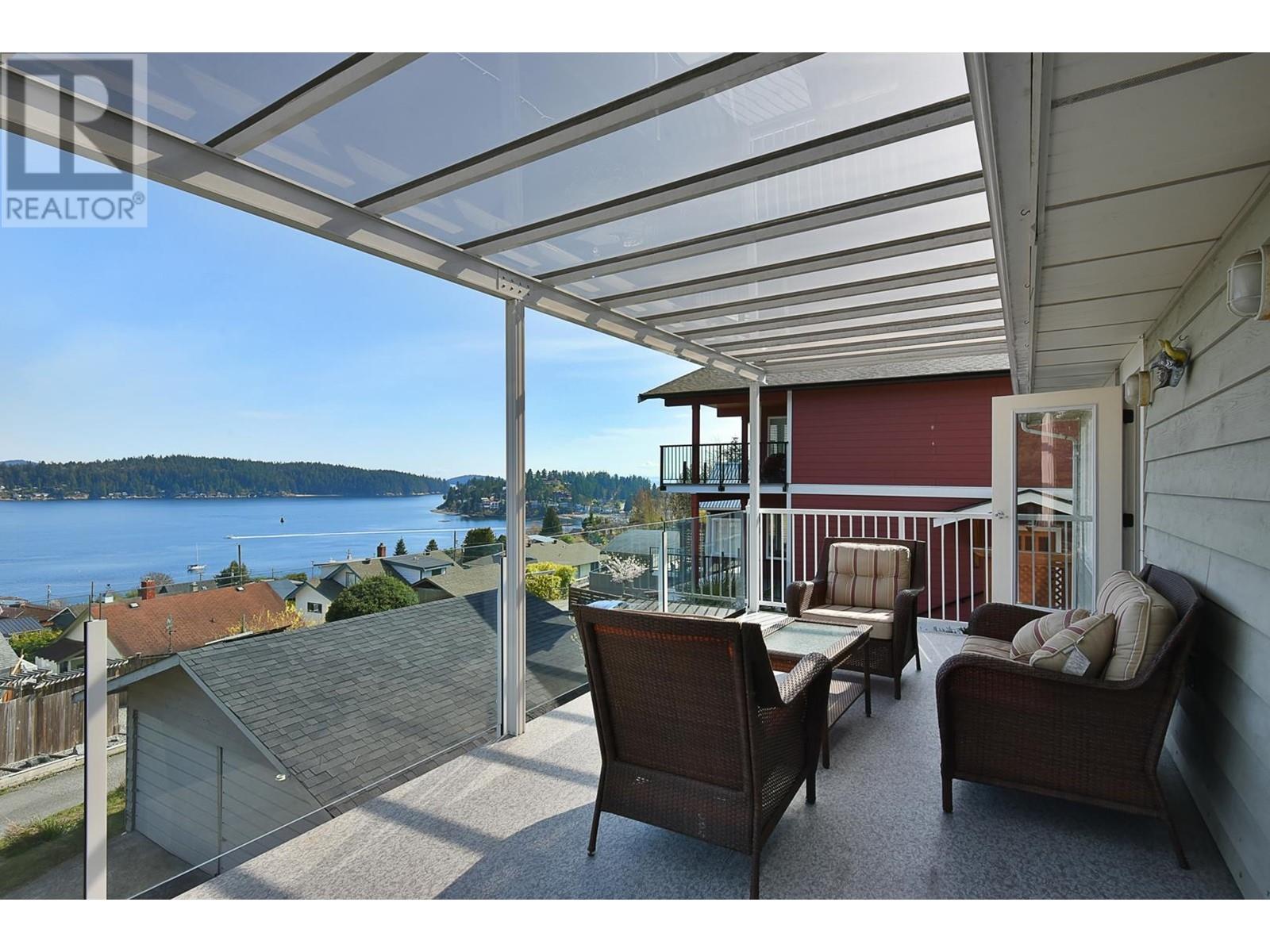 644 Gibsons Way, Gibsons, British Columbia  V0N 1V9 - Photo 9 - R2806033