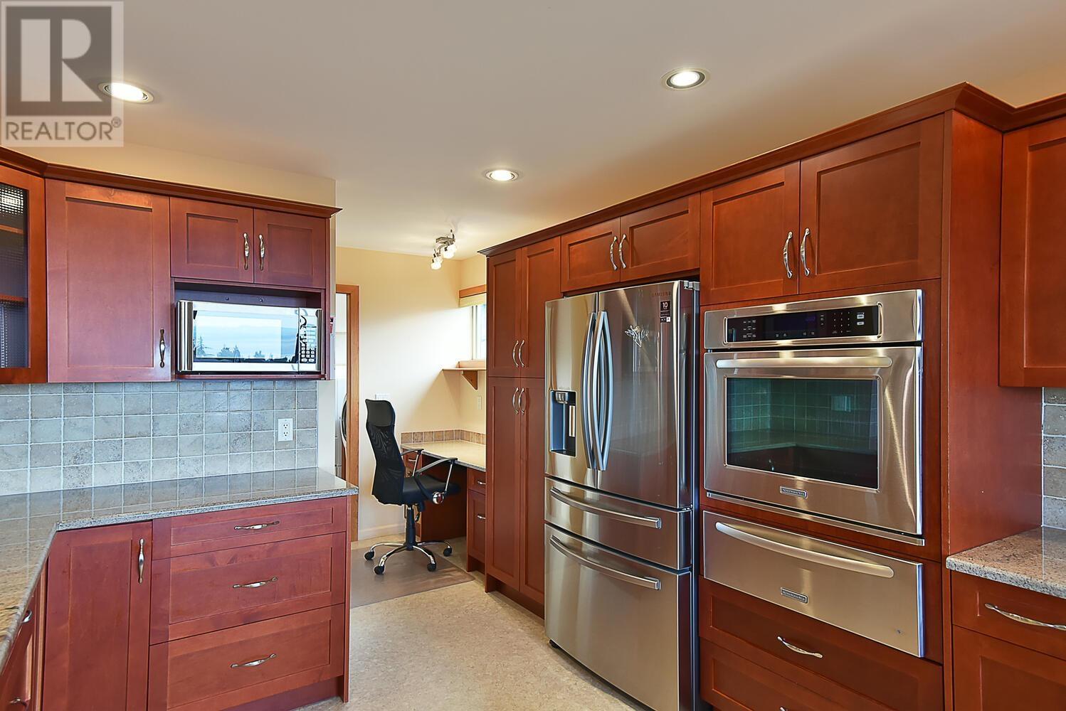 6371 Samron Road, Sechelt, British Columbia  V7Z 0N6 - Photo 19 - R2806366