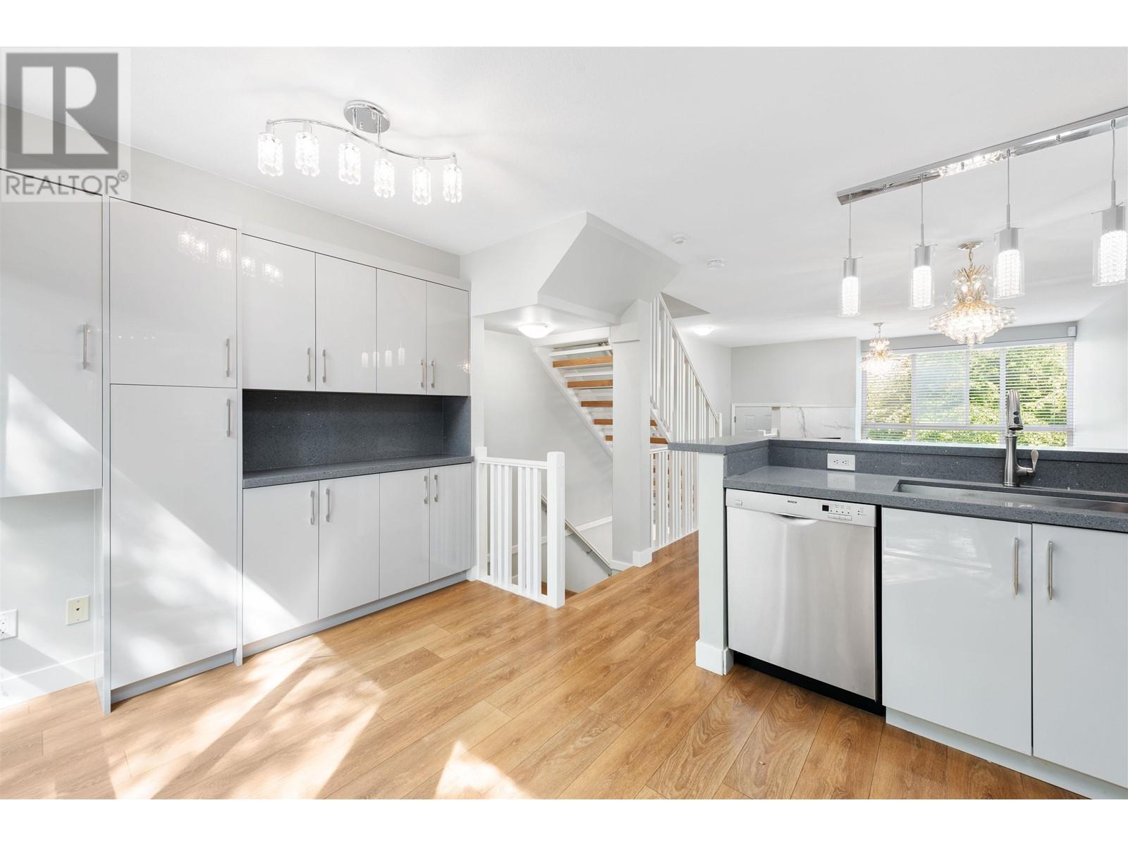 7391 Magnolia Terrace, Burnaby, British Columbia  V5E 4M3 - Photo 5 - R2807133