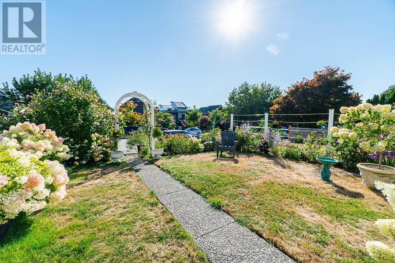 226-228 W 5th Street, North Vancouver, British Columbia  V7M 1K1 - Photo 3 - R2807179