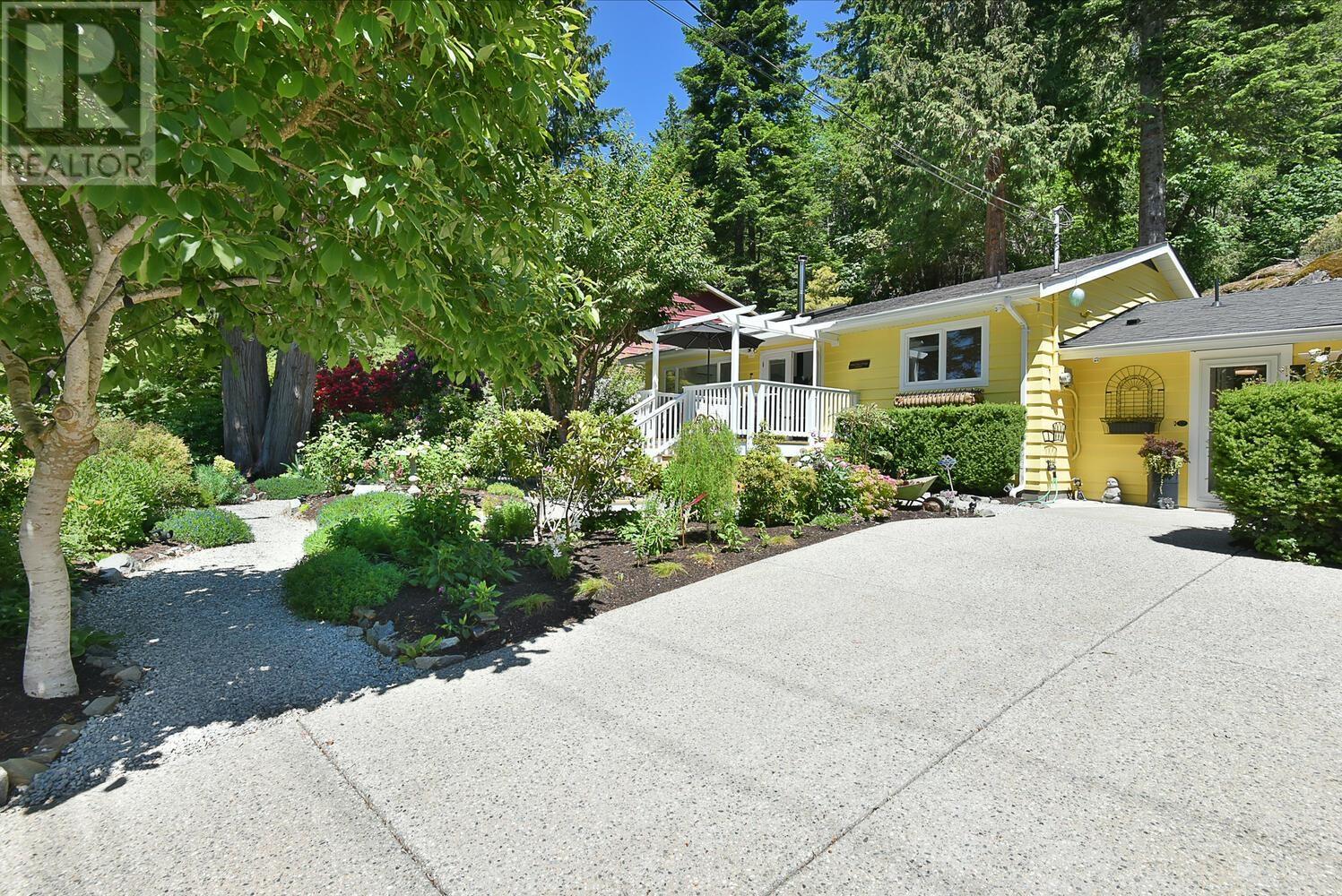 8594 Redrooffs Road, Halfmoon Bay, British Columbia  V7Z 1A9 - Photo 2 - R2807239