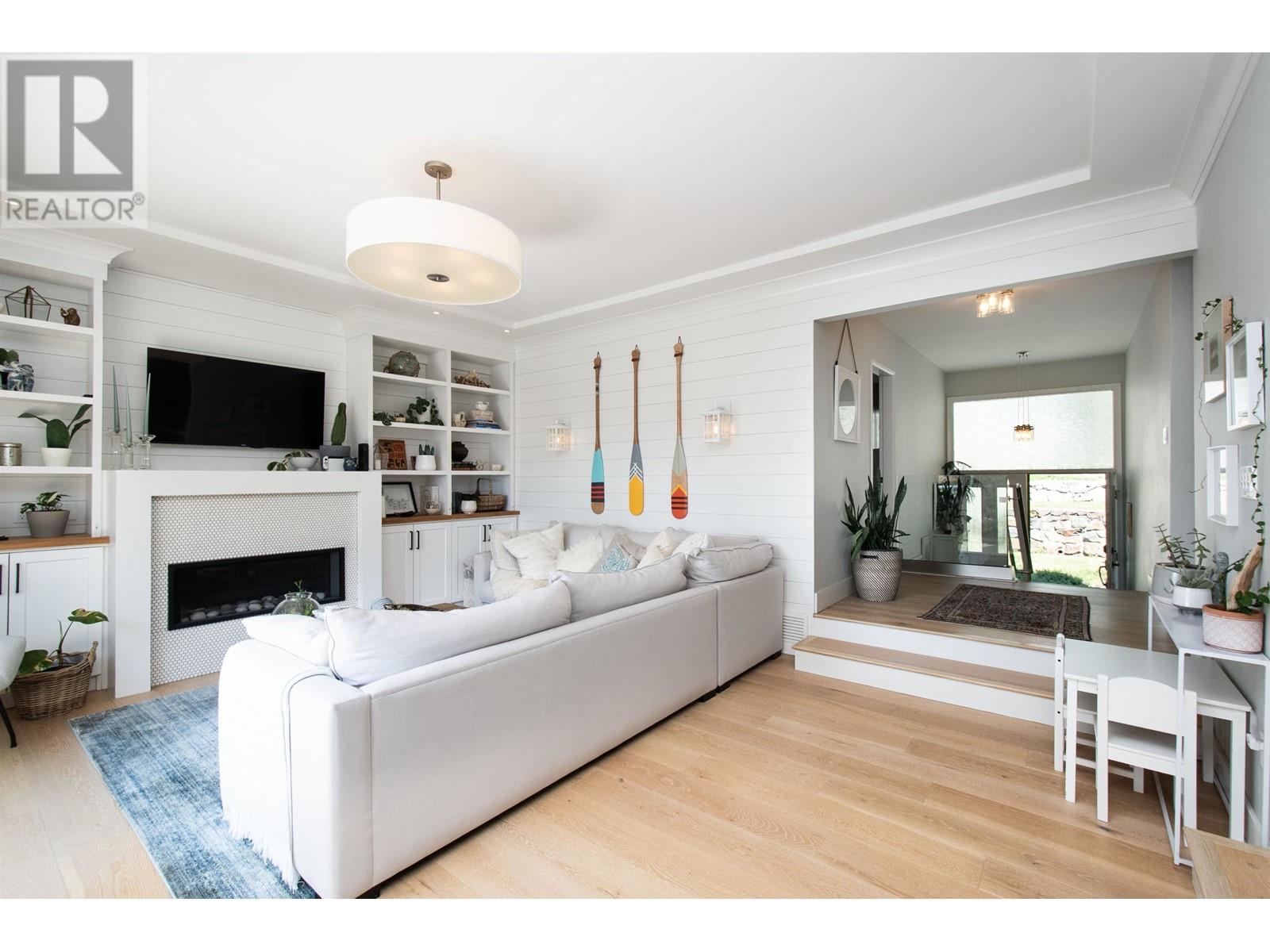 953 Shavington Street, North Vancouver, British Columbia  V7L 1K6 - Photo 1 - R2804332