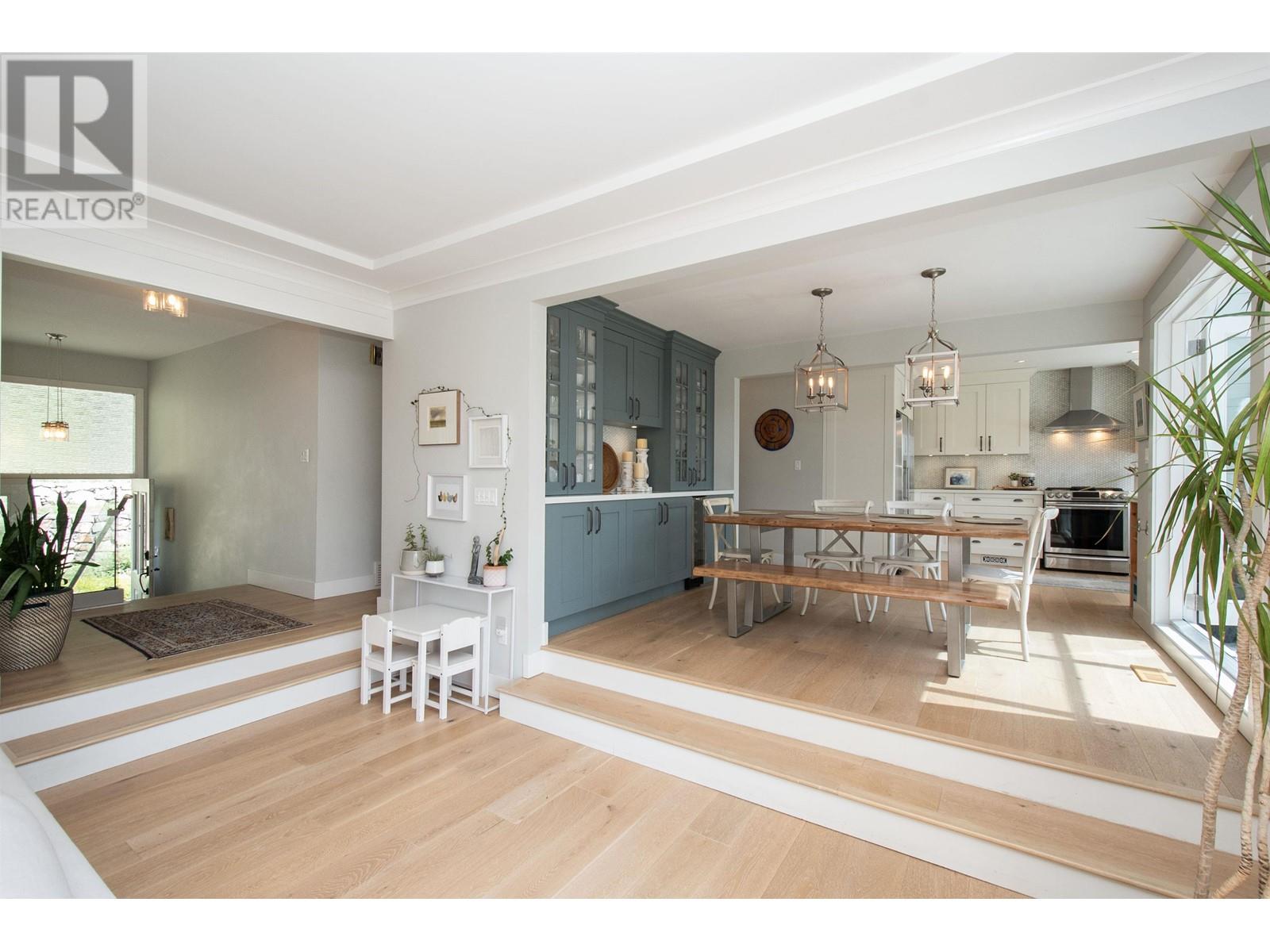 953 Shavington Street, North Vancouver, British Columbia  V7L 1K6 - Photo 3 - R2804332