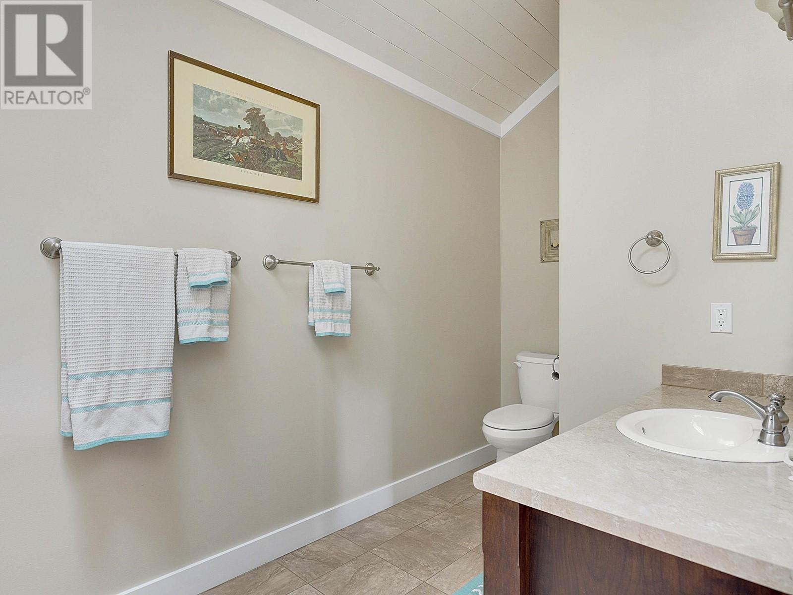 2242 Porter Road, Roberts Creek, British Columbia  V0N 2W5 - Photo 16 - R2801120