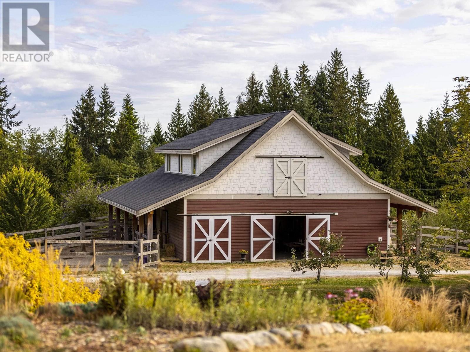 2242 Porter Road, Roberts Creek, British Columbia  V0N 2W5 - Photo 2 - R2801120