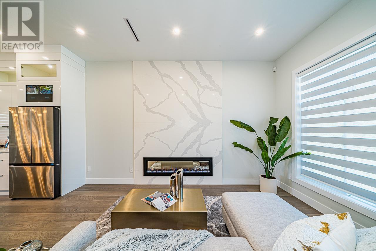 325 E 17th Street, North Vancouver, British Columbia  V7L 2W1 - Photo 3 - R2806492