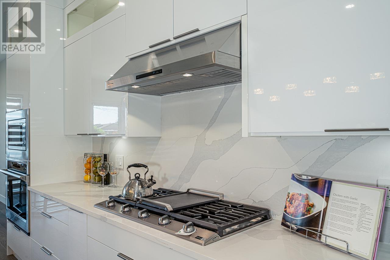 323 E 17th Street, North Vancouver, British Columbia  V7L 2W1 - Photo 10 - R2806487