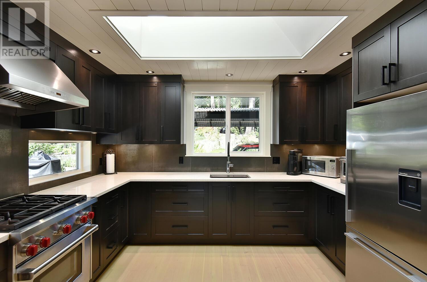 5527 Sans Souci Road, Halfmoon Bay, British Columbia  V7Z 1B6 - Photo 10 - R2808208