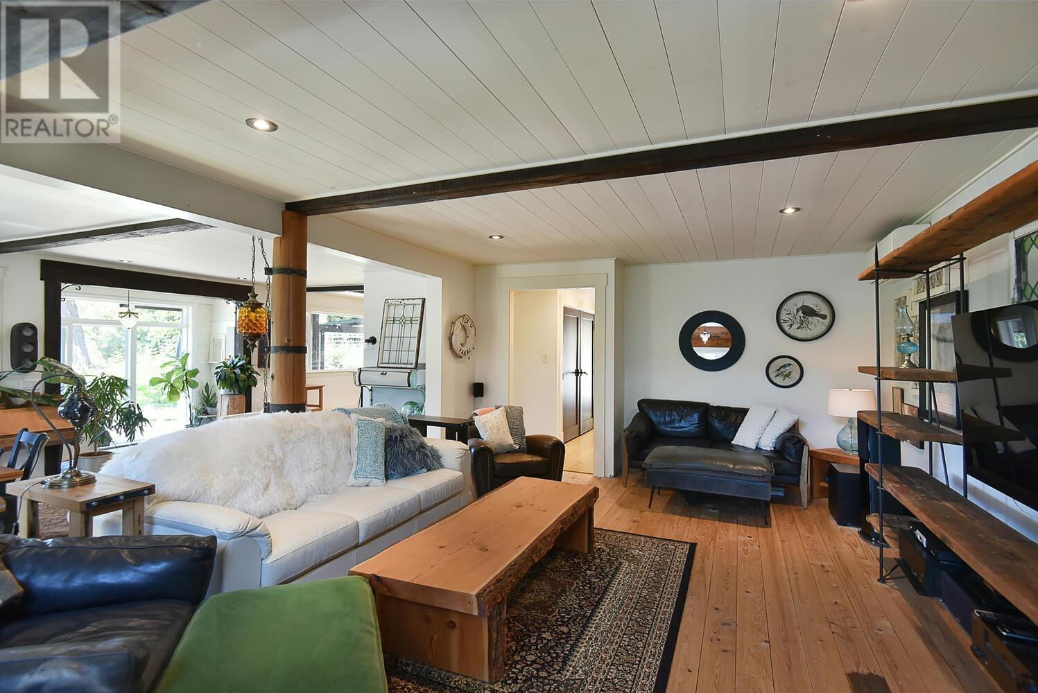 5527 Sans Souci Road, Halfmoon Bay, British Columbia  V7Z 1B6 - Photo 2 - R2808208