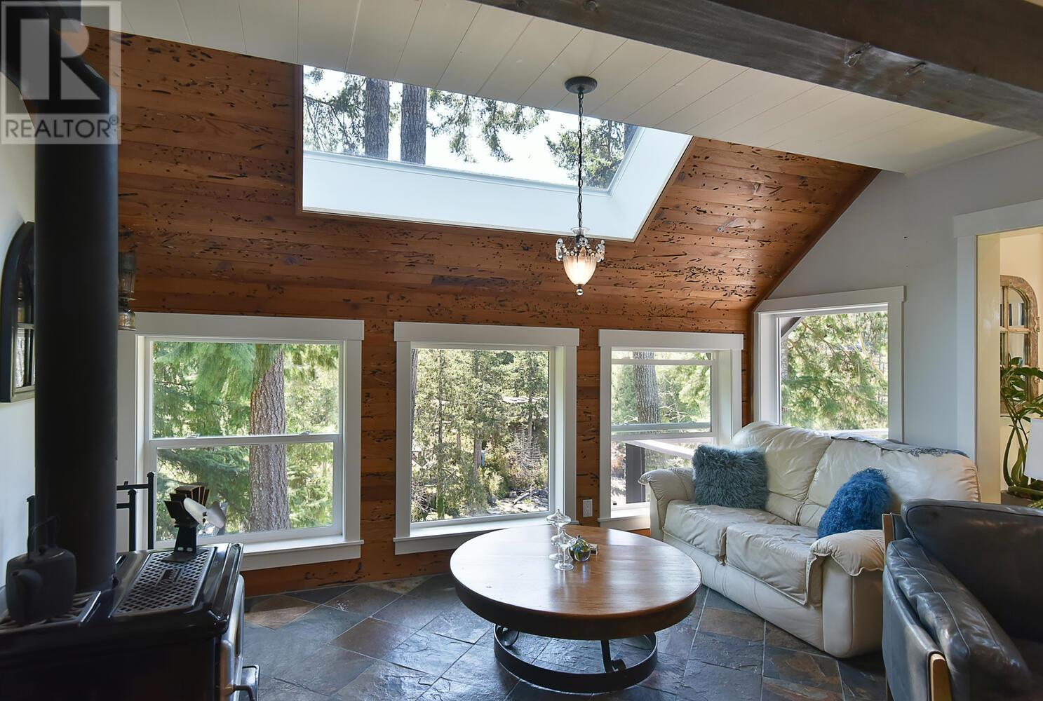 5527 Sans Souci Road, Halfmoon Bay, British Columbia  V7Z 1B6 - Photo 3 - R2808208