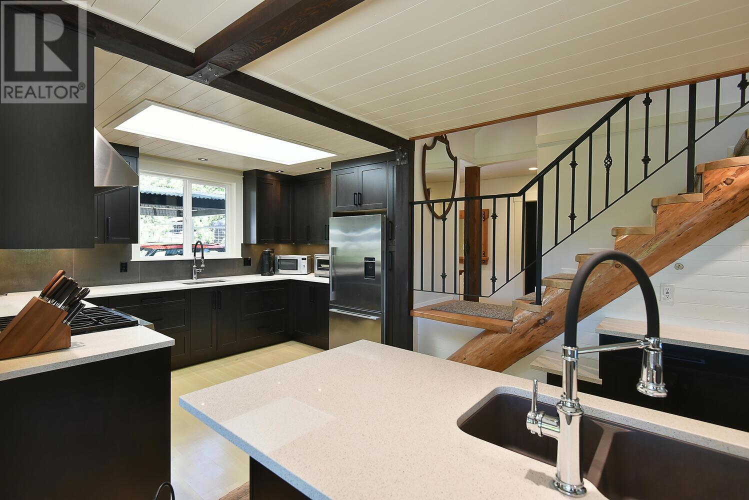 5527 Sans Souci Road, Halfmoon Bay, British Columbia  V7Z 1B6 - Photo 9 - R2808208