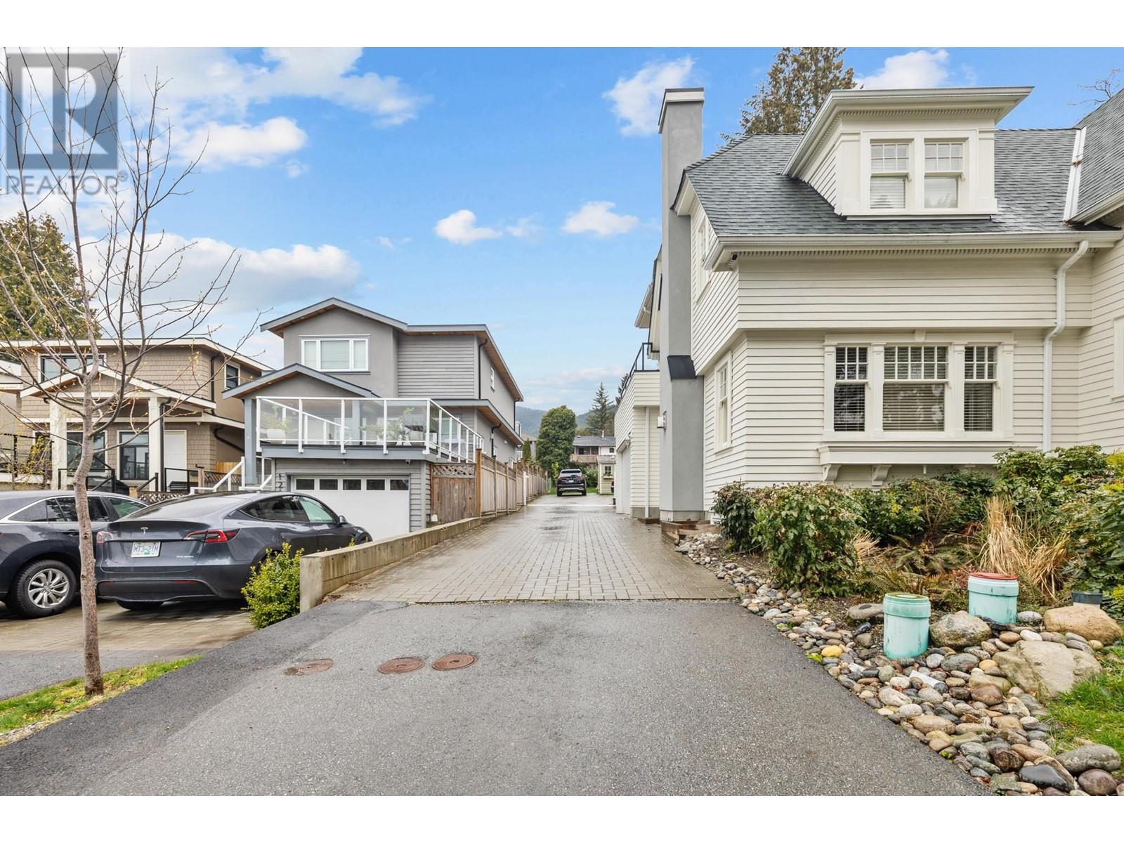 114 W Windsor Road, North Vancouver, British Columbia  V7N 2M8 - Photo 2 - R2807582