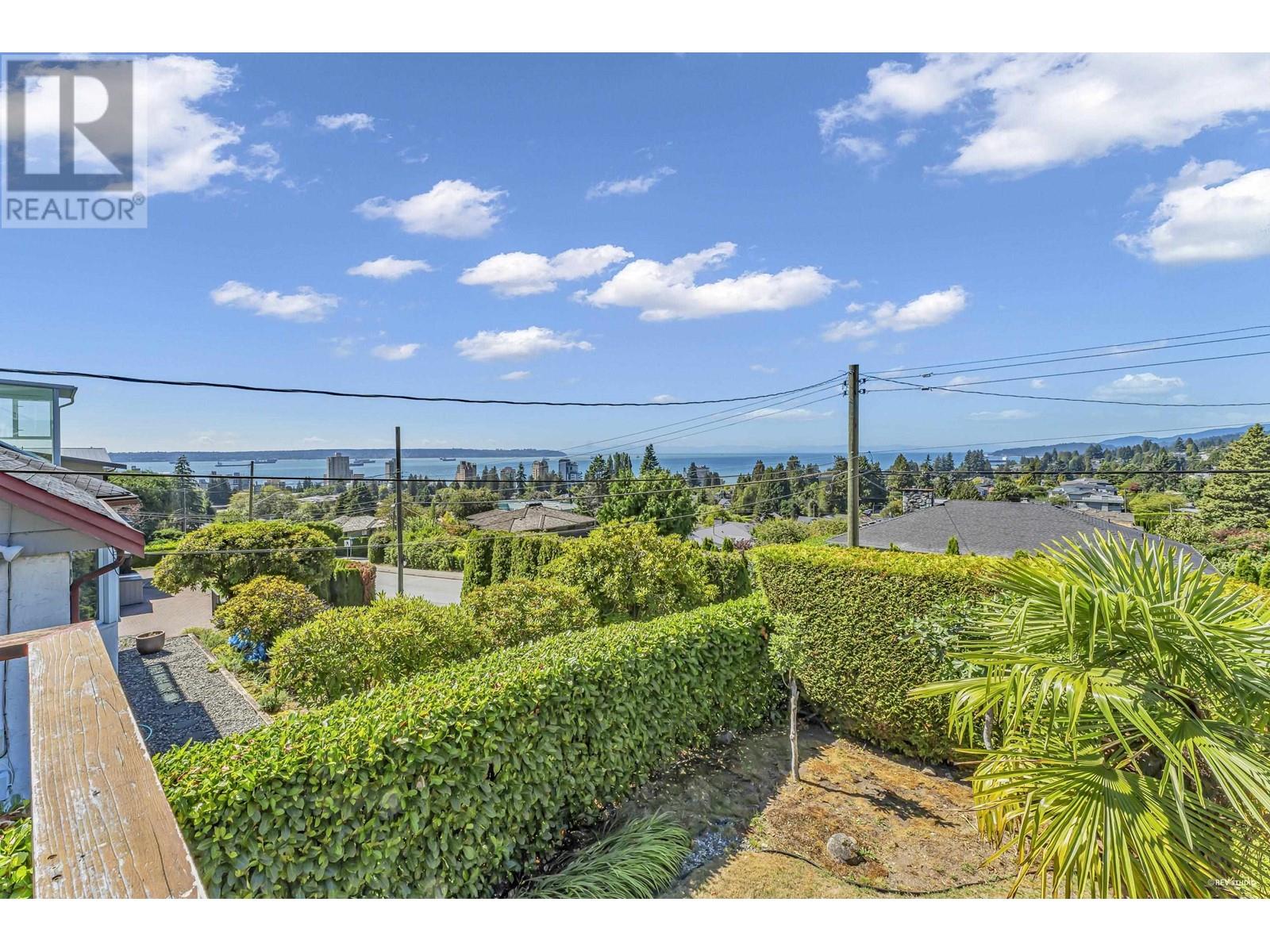 1374 21st Street, West Vancouver, British Columbia  V7V 4B3 - Photo 3 - R2808458