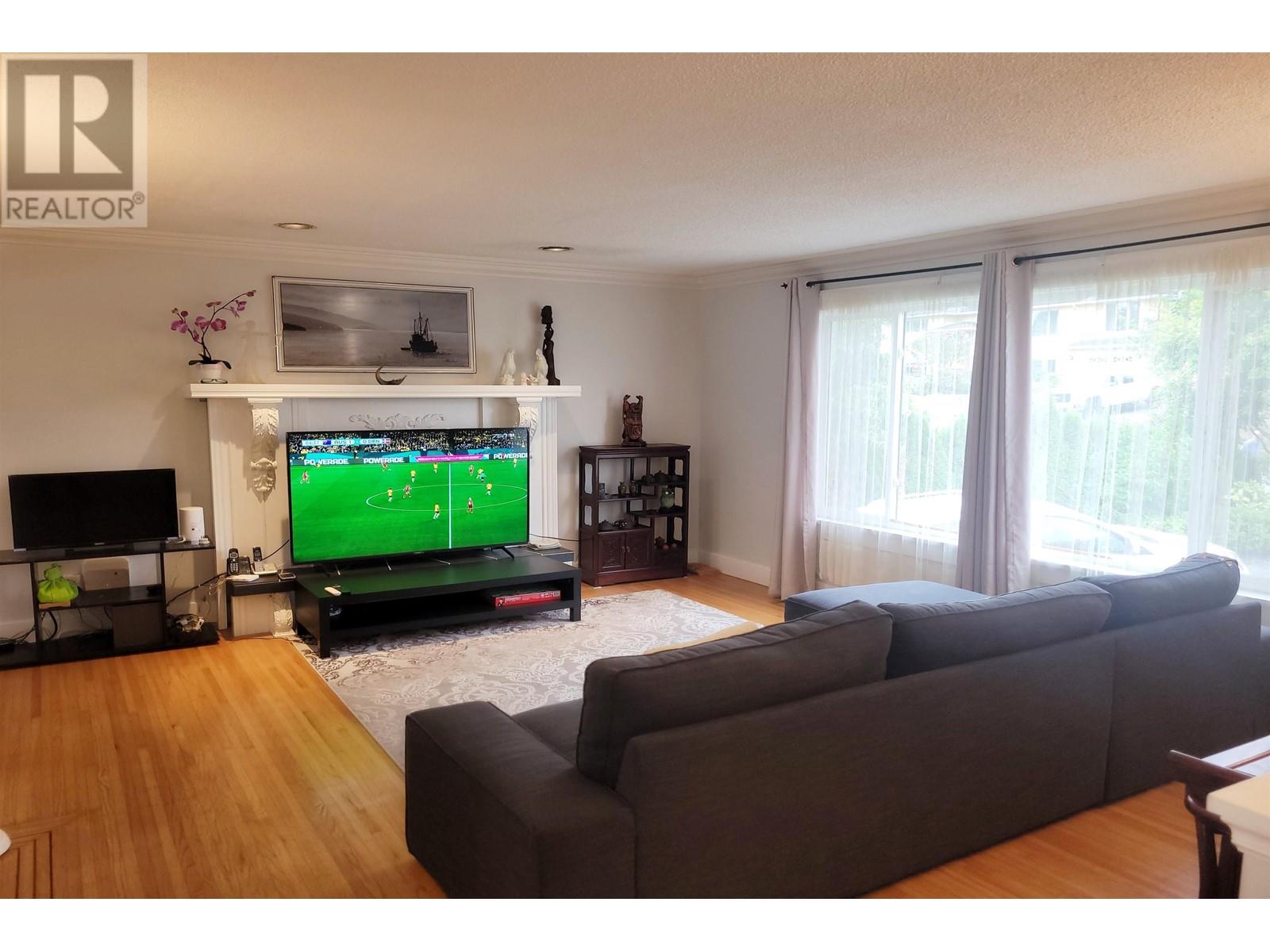 7921 Burnfield Crescent, Burnaby, British Columbia  V5E 2B8 - Photo 2 - R2804110