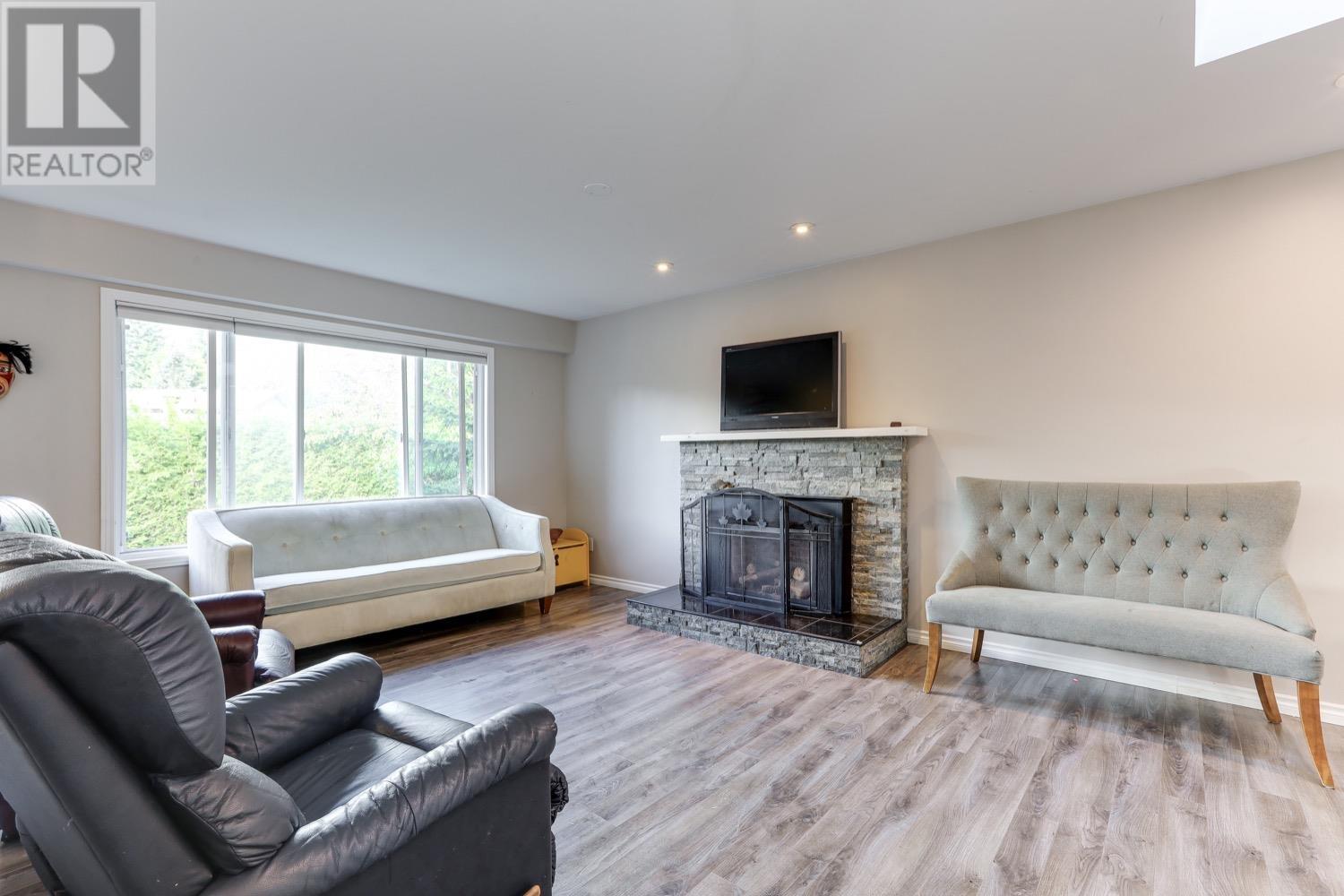 2552 Jura Crescent, Squamish, British Columbia  V0N 1T0 - Photo 2 - R2806281