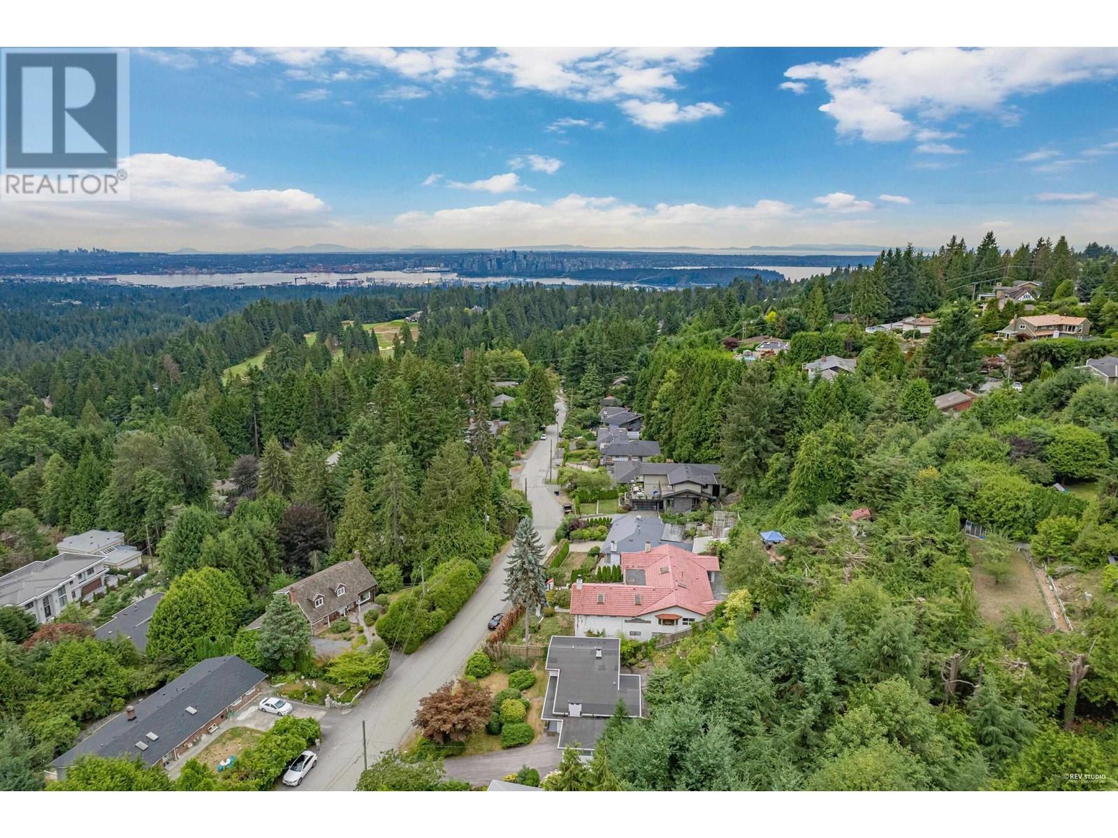 569 St Giles Road, West Vancouver, British Columbia  V7S 1L7 - Photo 2 - R2808416