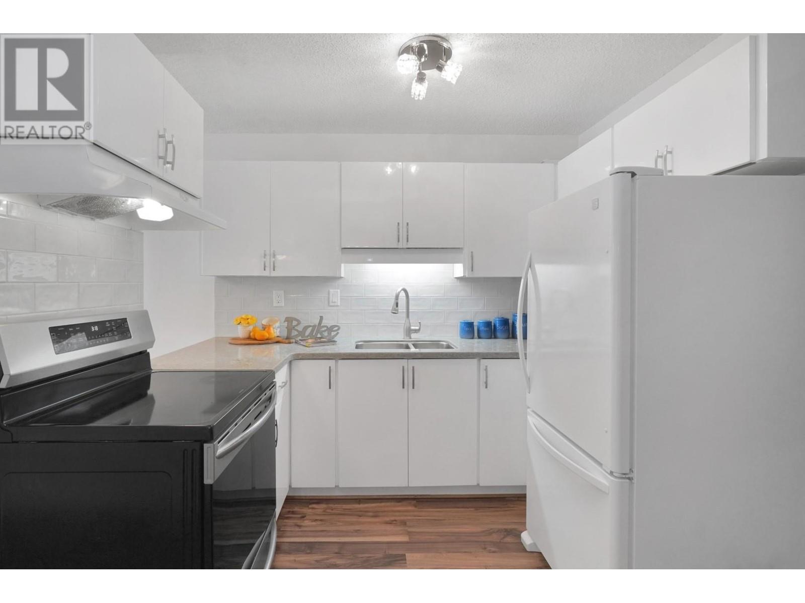 301 2055 Suffolk Avenue, Port Coquitlam, British Columbia  V3B 1H4 - Photo 2 - R2806559