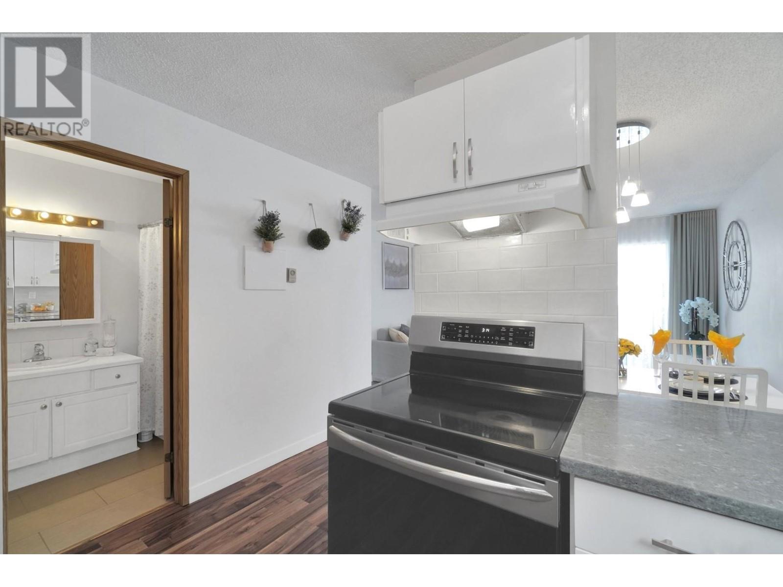 301 2055 Suffolk Avenue, Port Coquitlam, British Columbia  V3B 1H4 - Photo 3 - R2806559