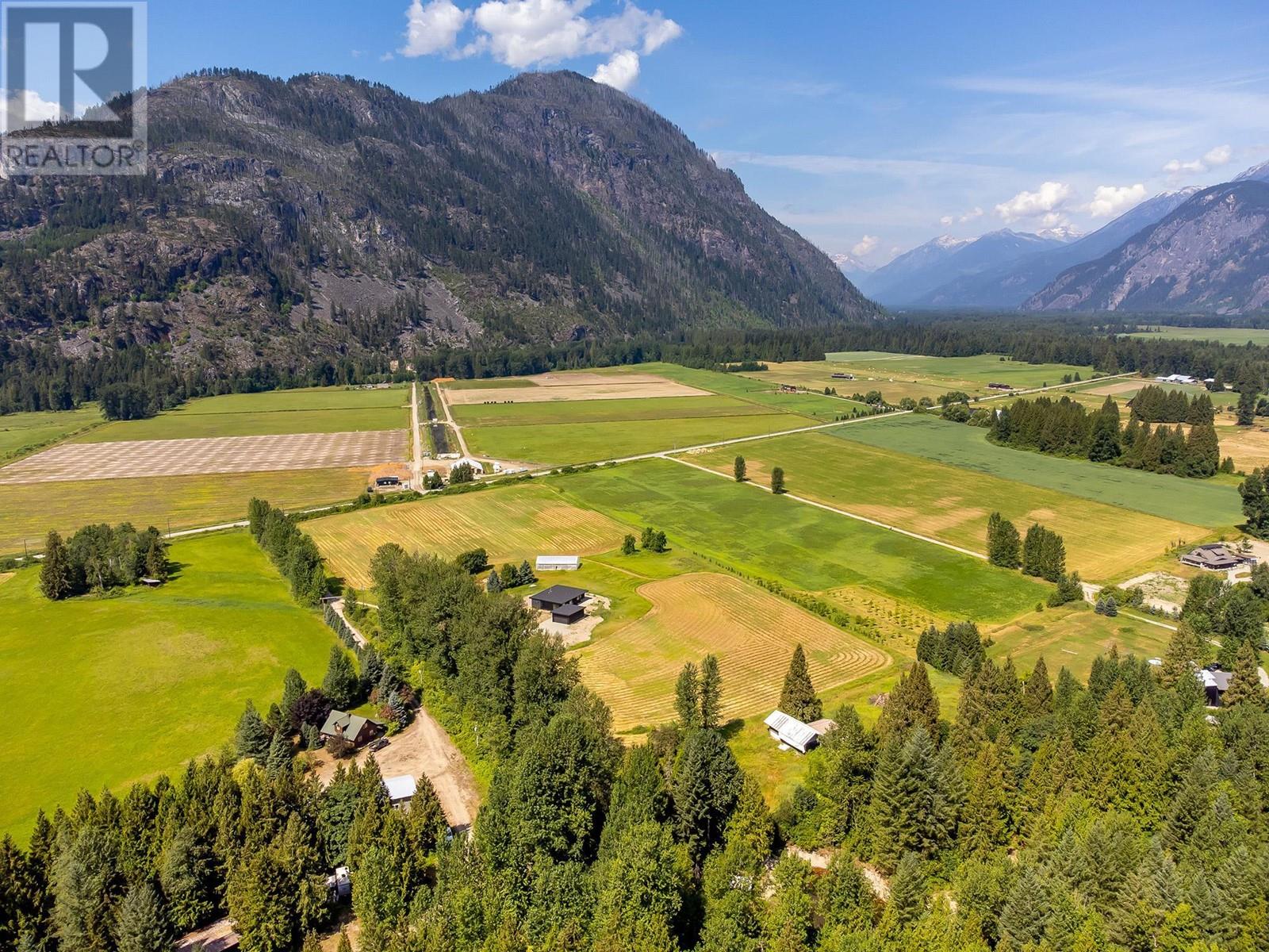 3085 Lois Road, Pemberton, British Columbia  V0N 2L2 - Photo 4 - R2809488