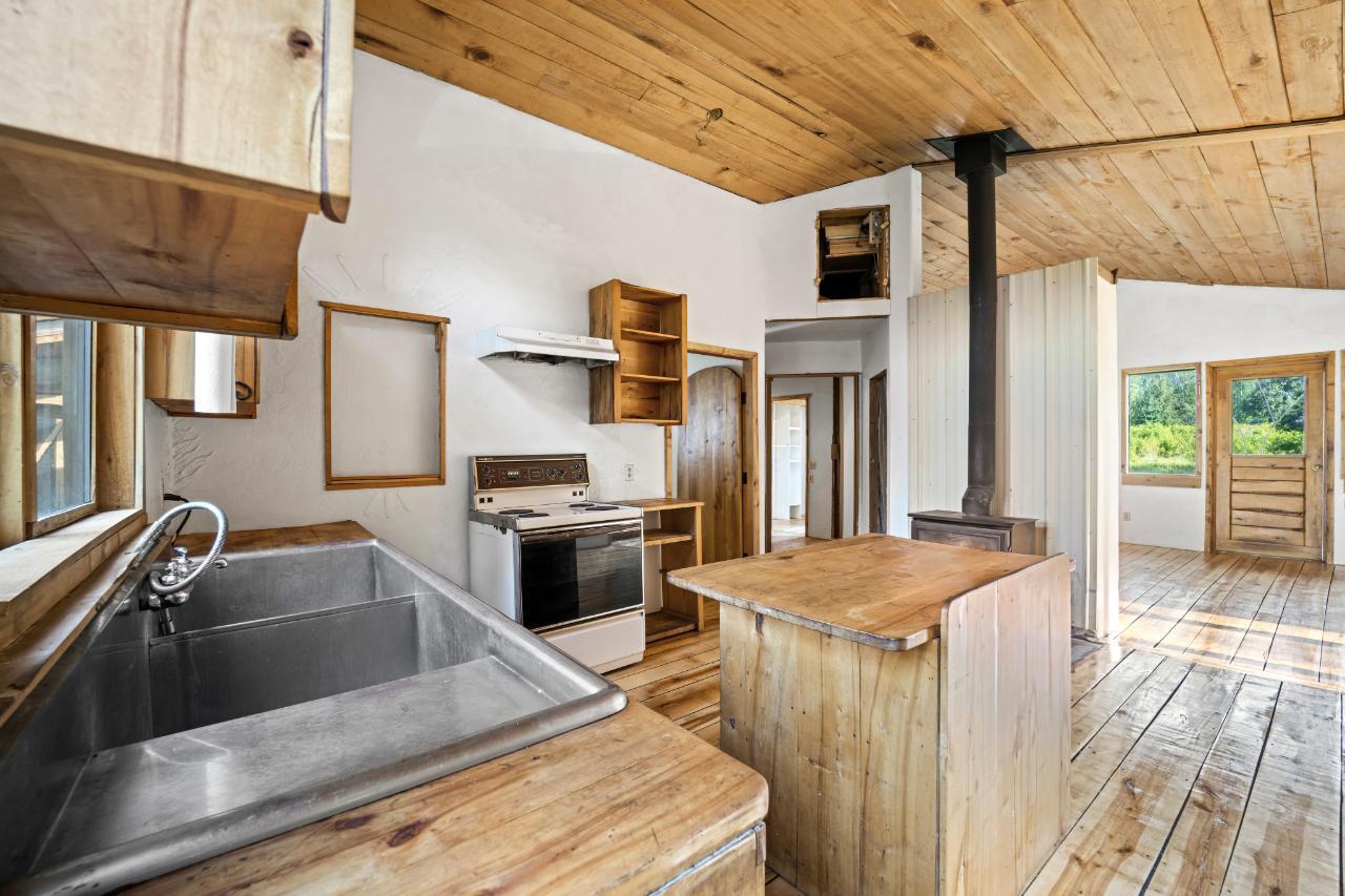 16465 Wadds Road, Crawford Bay, British Columbia  V0B 1E0 - Photo 11 - 2472922