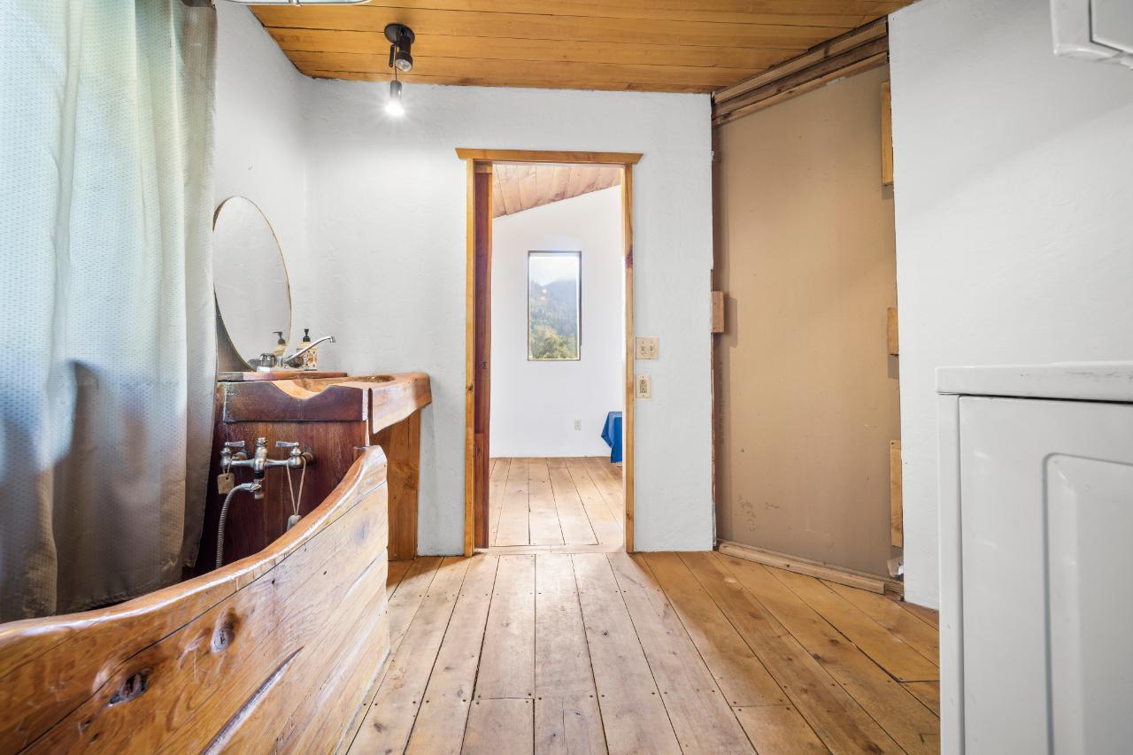 16465 Wadds Road, Crawford Bay, British Columbia  V0B 1E0 - Photo 21 - 2472922