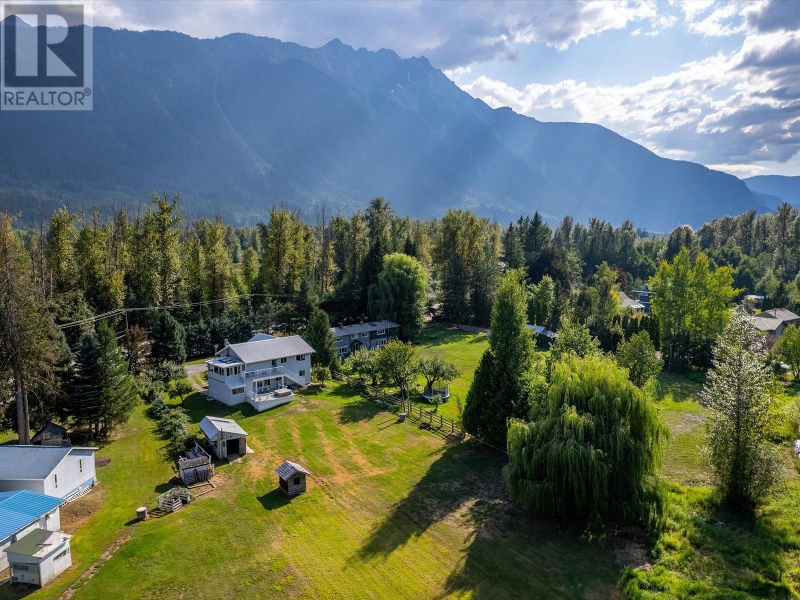 2003 Highway 99, Pemberton, British Columbia  V0N 2L1 - Photo 26 - R2809734