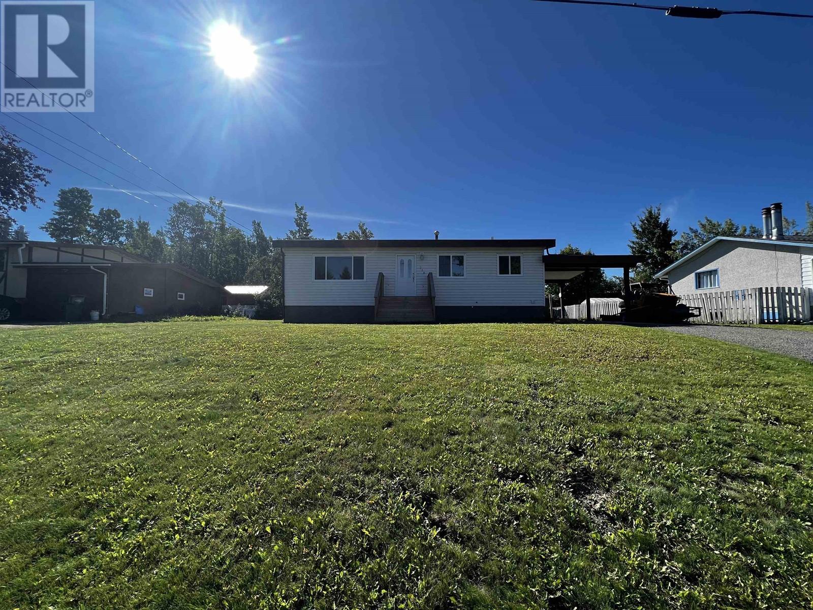 518 Tunasa Drive, Fraser Lake, British Columbia  V0J 1S0 - Photo 2 - R2809894