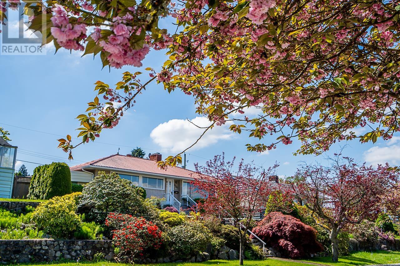 7046 Sierra Drive, Burnaby, British Columbia  V5A 1A5 - Photo 1 - R2776791
