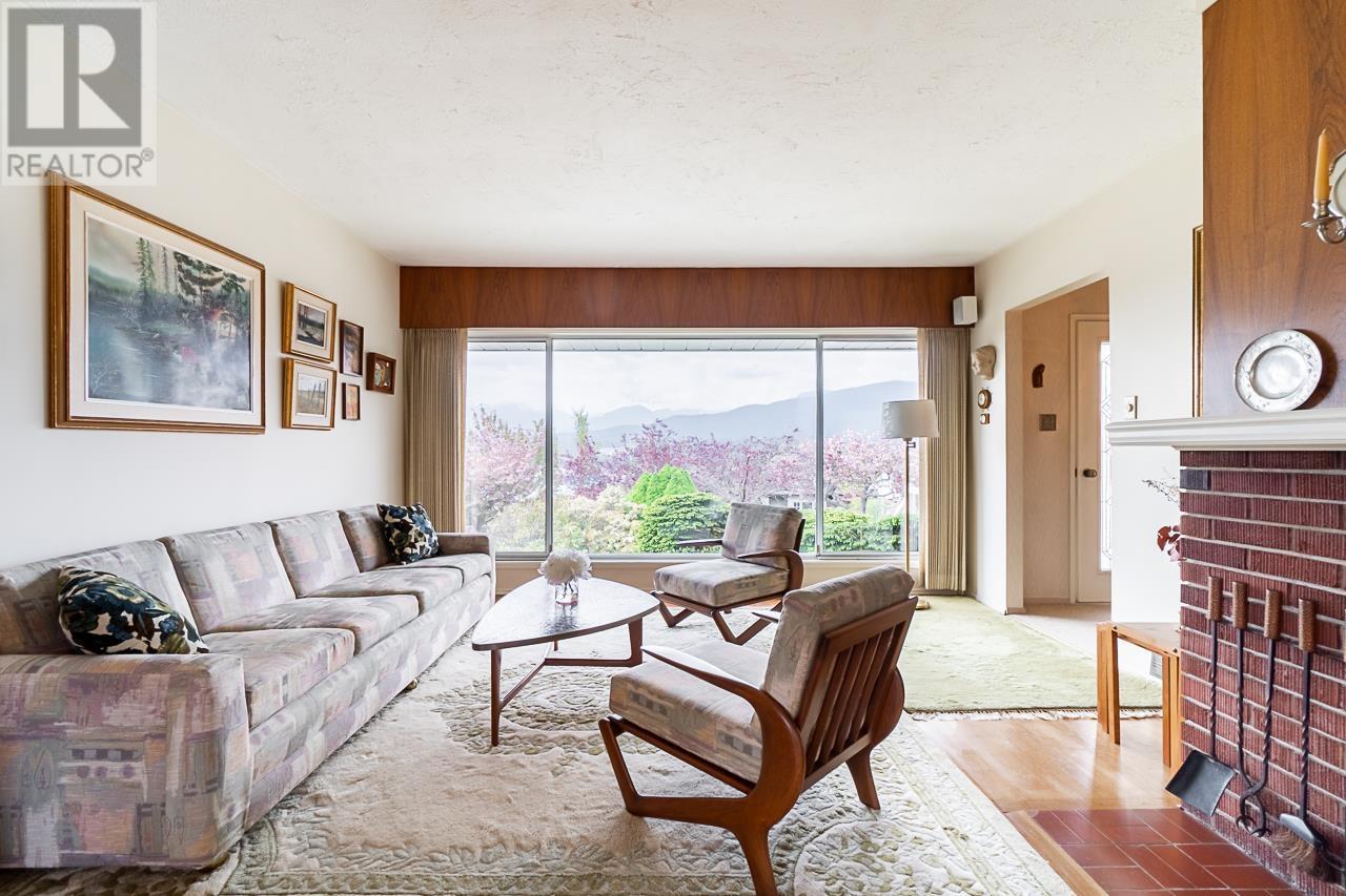 7046 Sierra Drive, Burnaby, British Columbia  V5A 1A5 - Photo 11 - R2776791