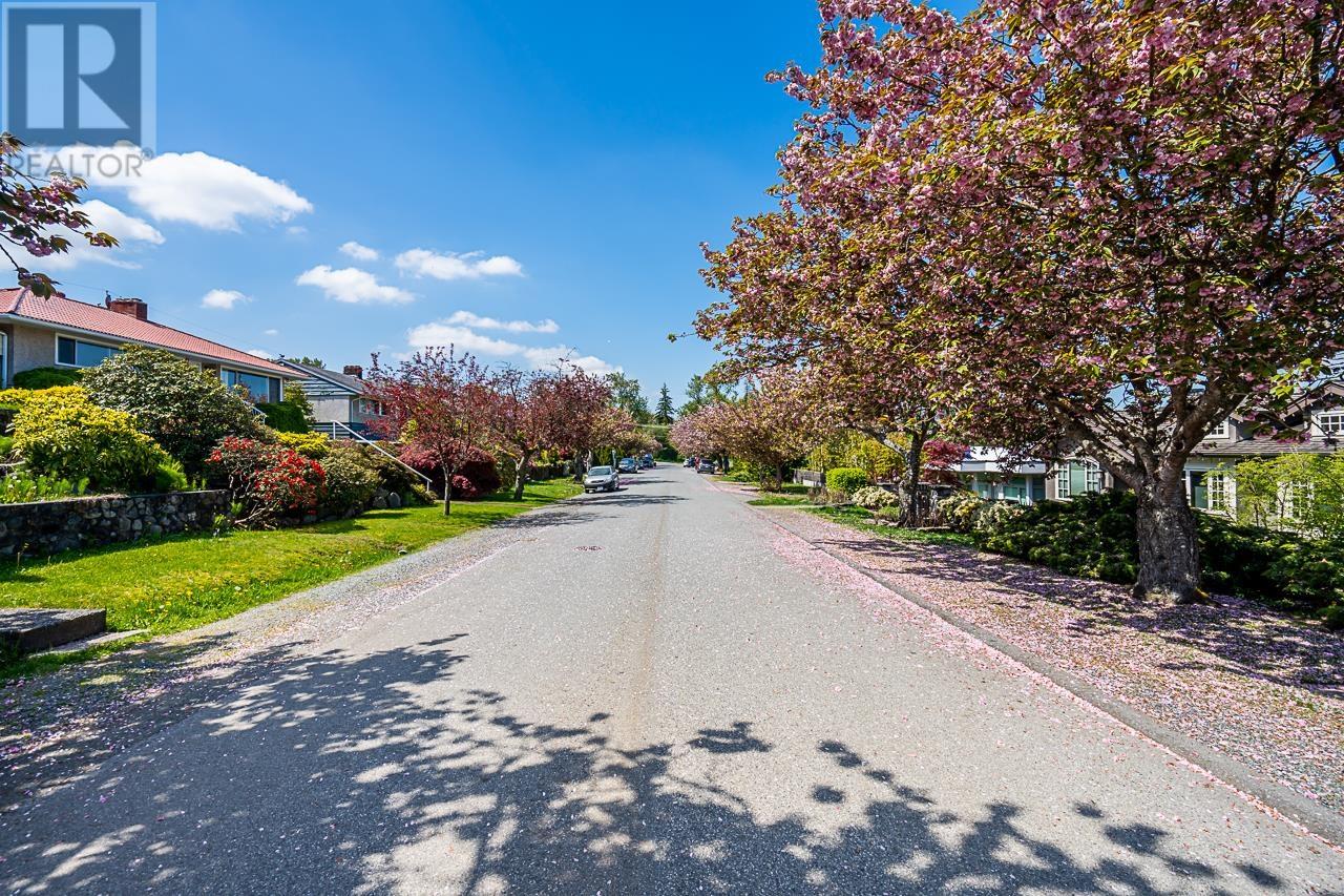 7046 Sierra Drive, Burnaby, British Columbia  V5A 1A5 - Photo 2 - R2776791